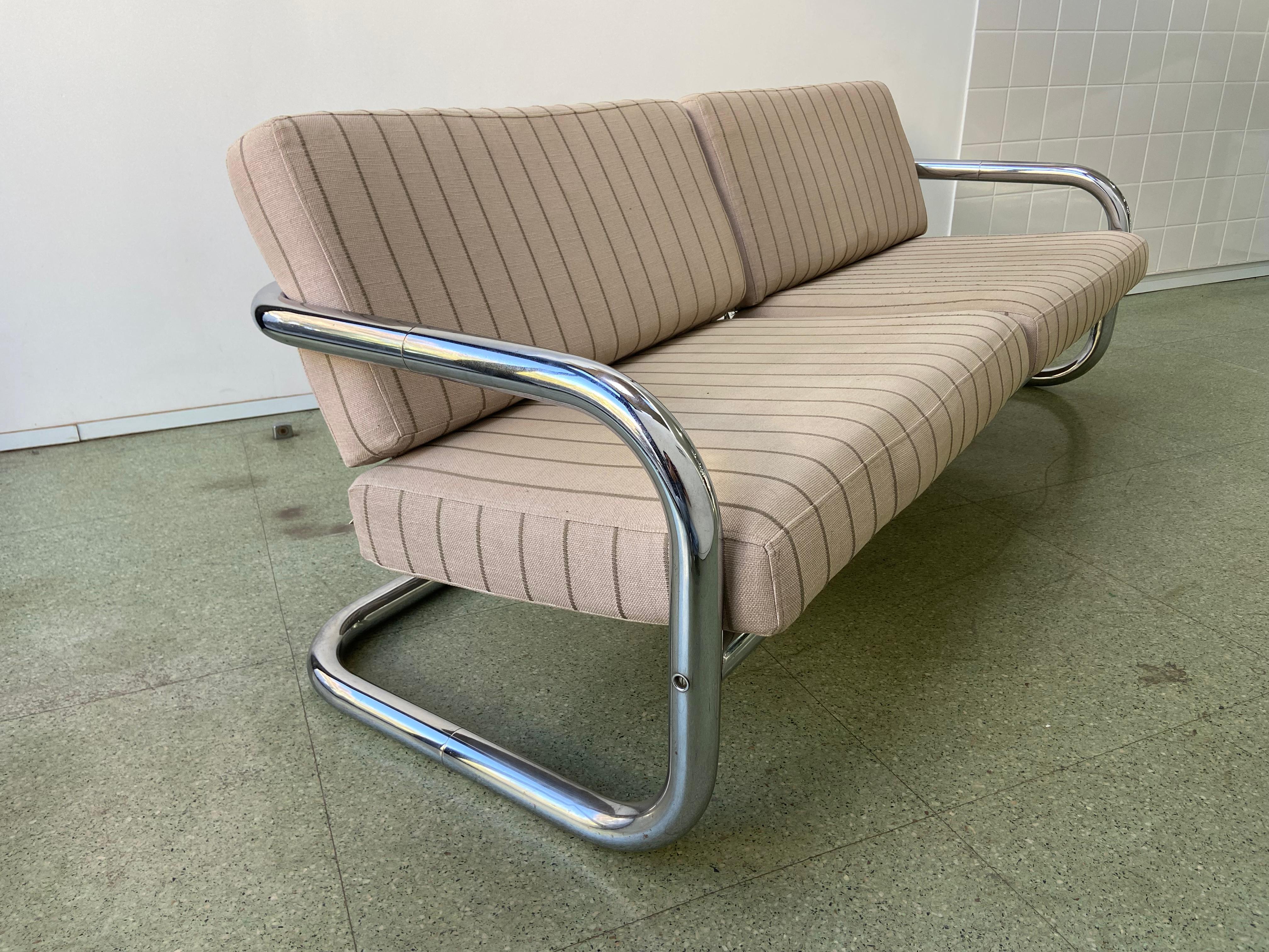 Sofá tubular em metal, 3 lugares "Linha Kopenhagen" Geraldo de Barros.