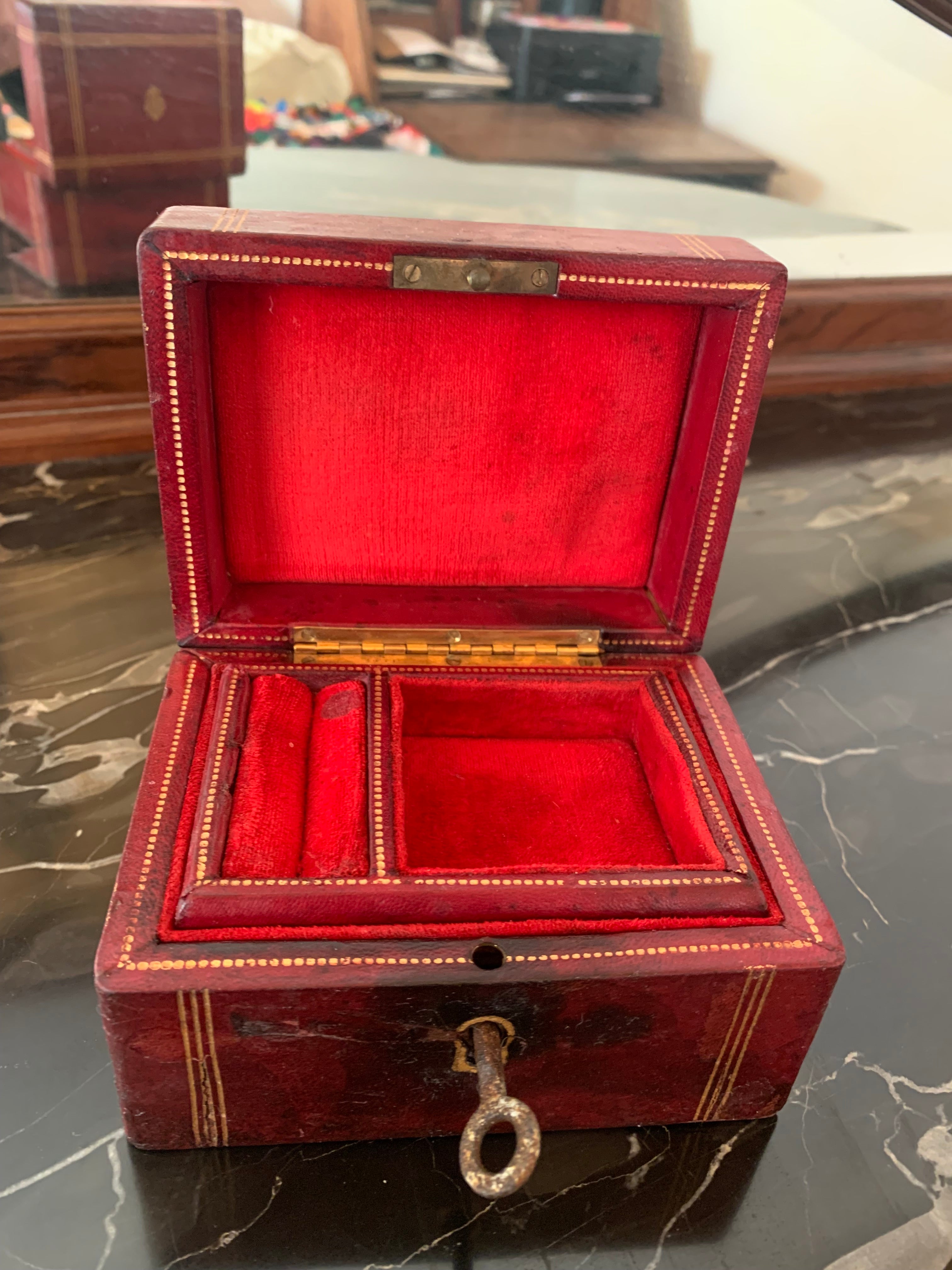 Rara pequena e perfeita caixa de joias em couro, detalhes em ouro, provavelmente Francesa