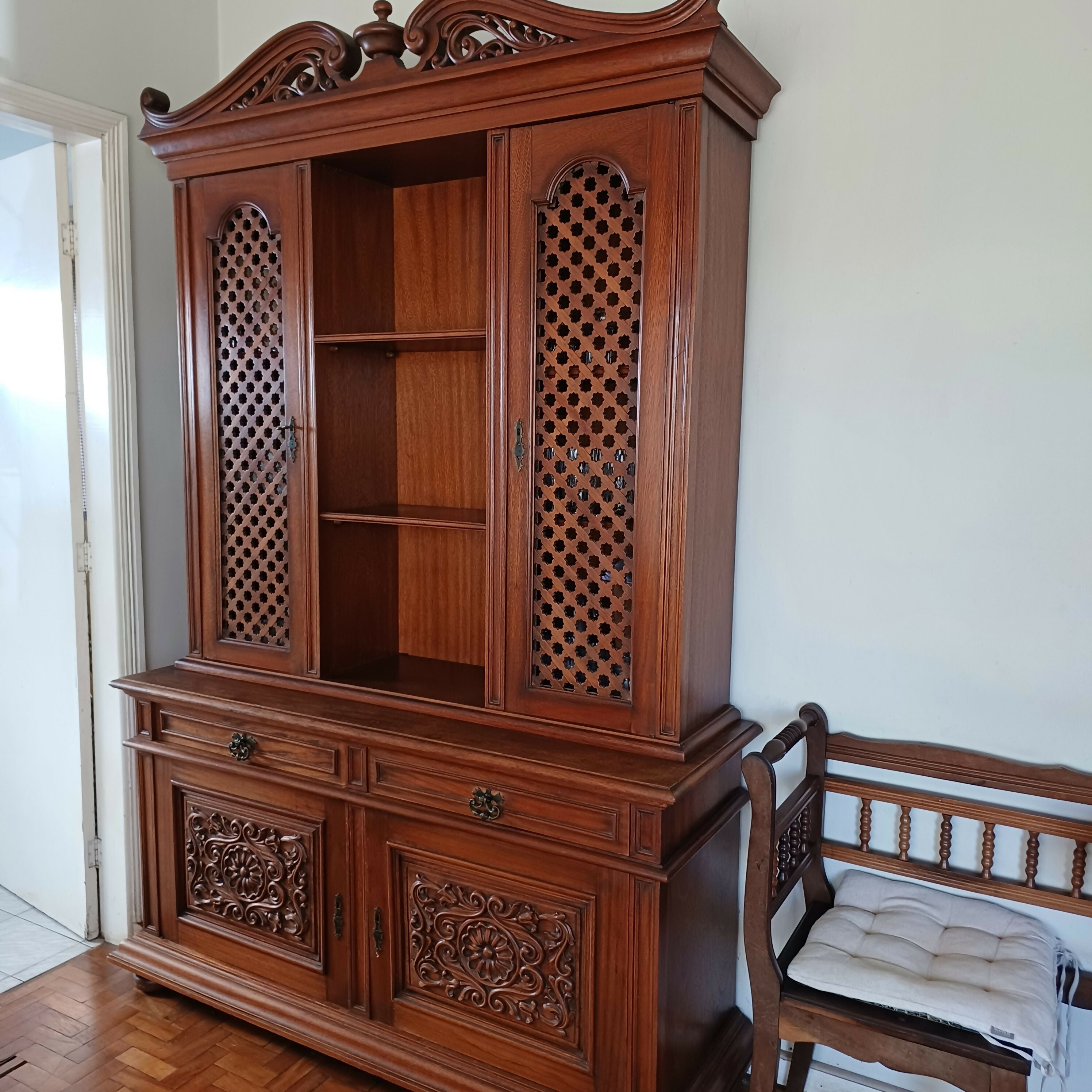 Jogo de Jantar (mesa e 6 cadeiras) e Bar / Armário em madeira maciça