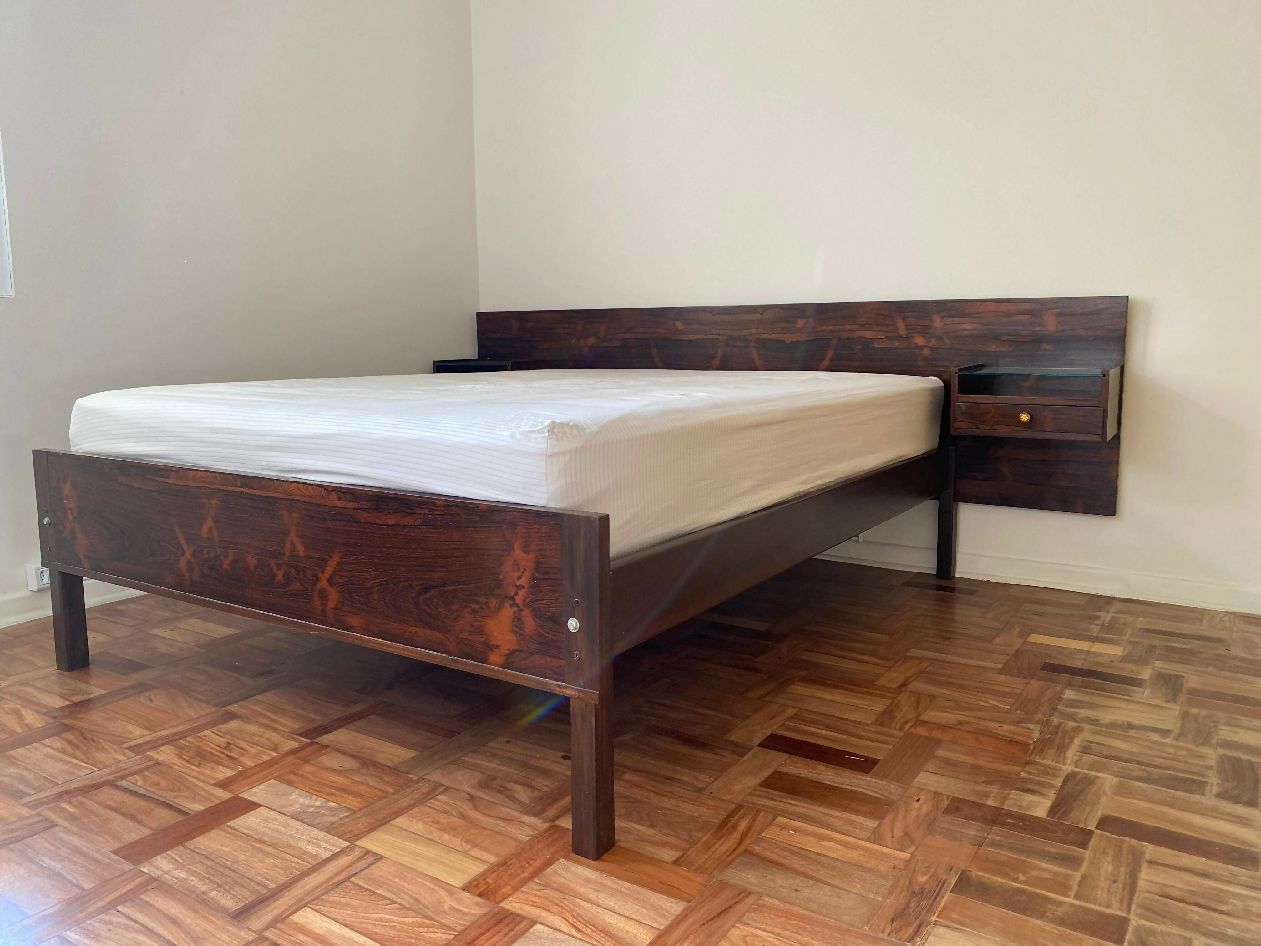 Cama Modernista em Jacarandá da Bahia • Atribuída a Sérgio Rodrigues