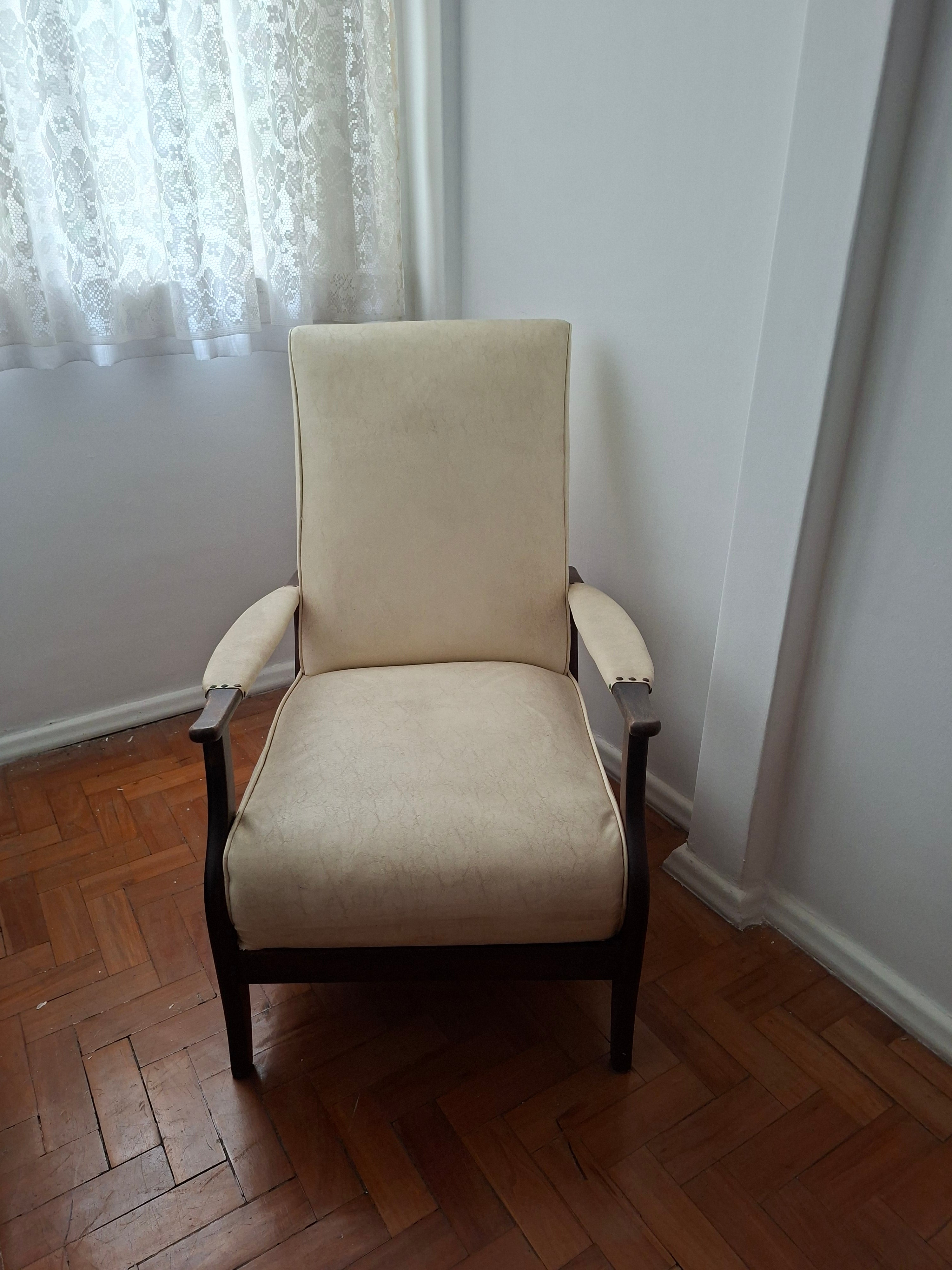 Poltrona do Papai em madeira e estofado claro vintage 