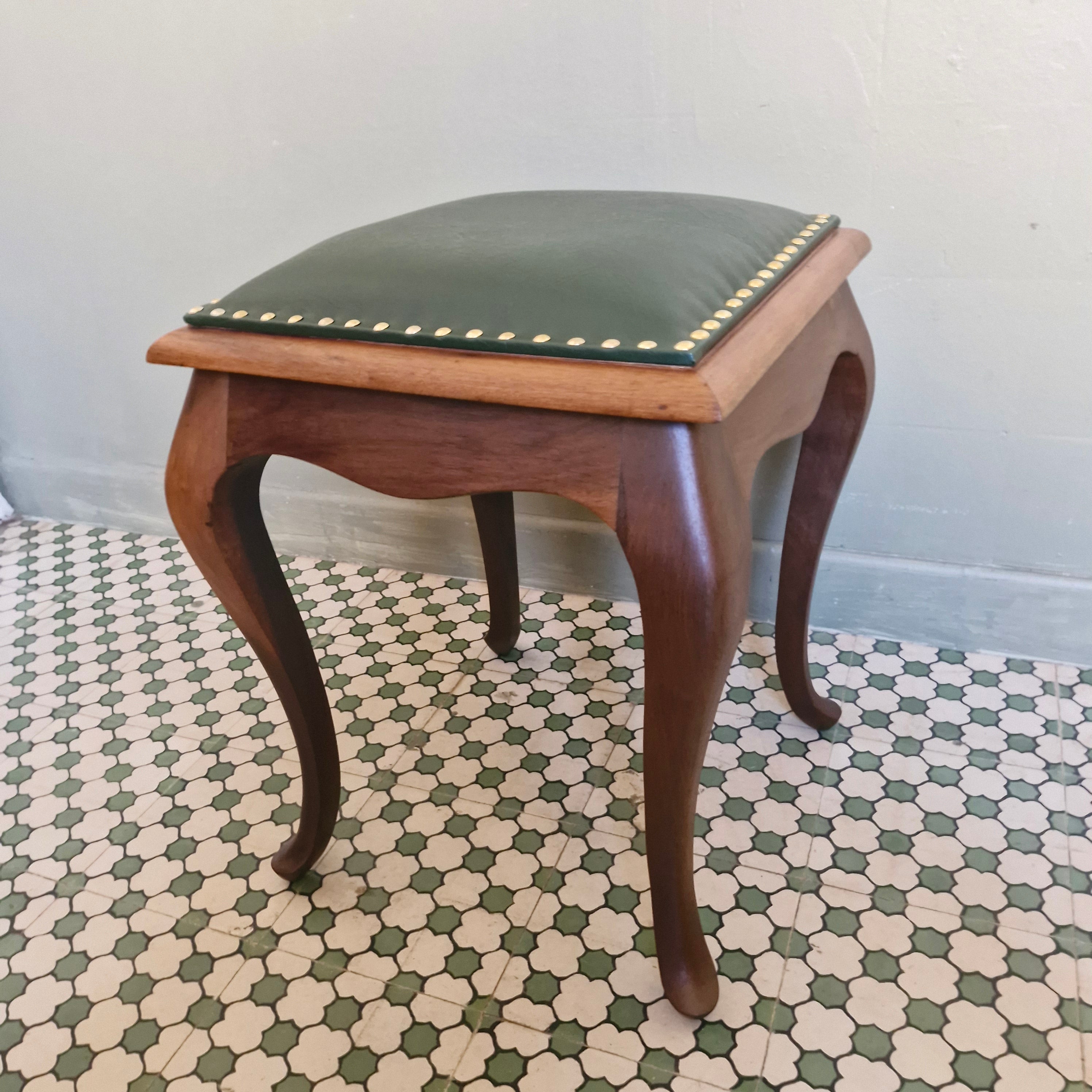 Banqueta Luiz XV quadrada em courvin verde musgo 
