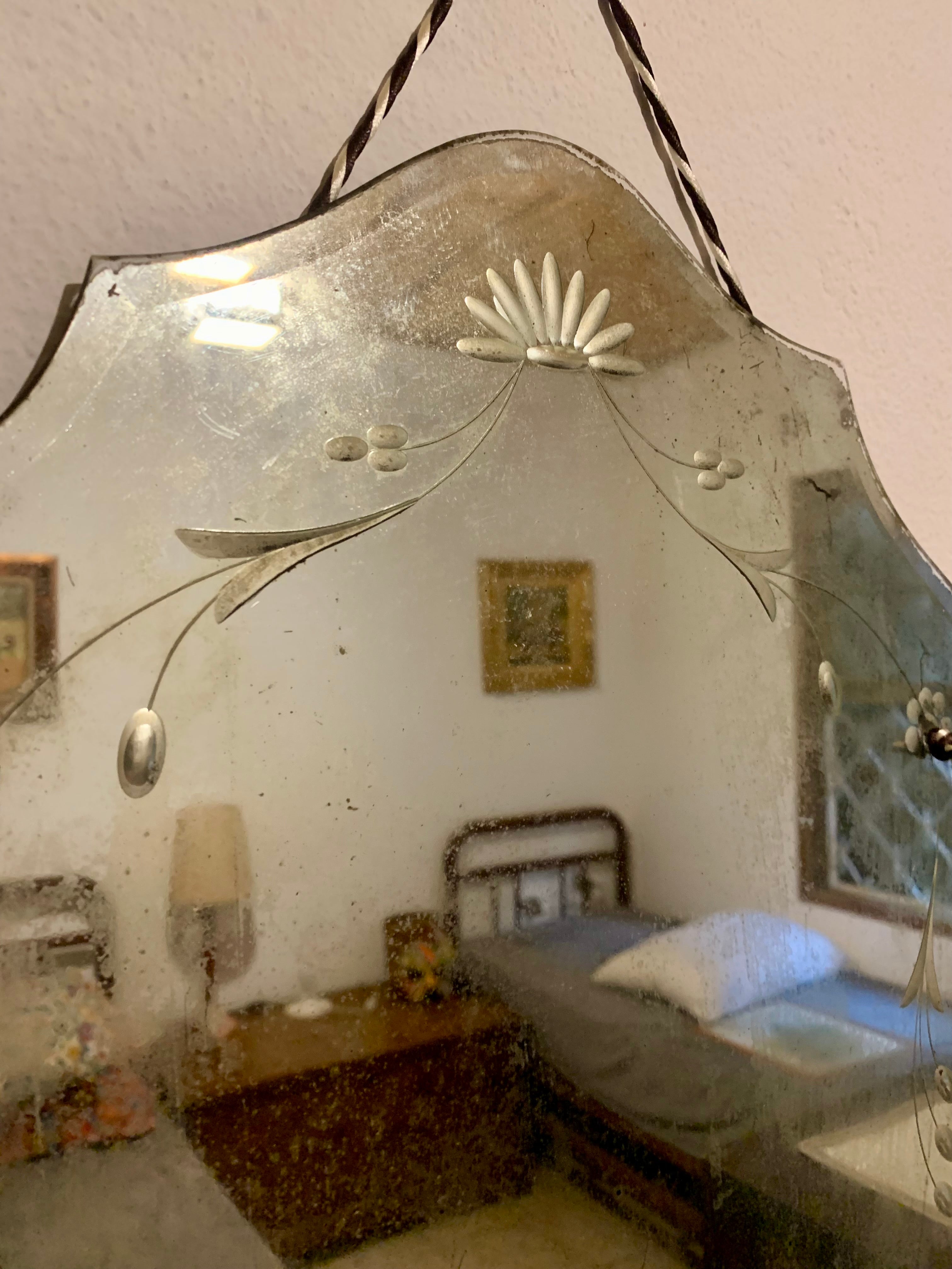 Antiquíssimo espelho estilo veneziano lapidado com decoração floral