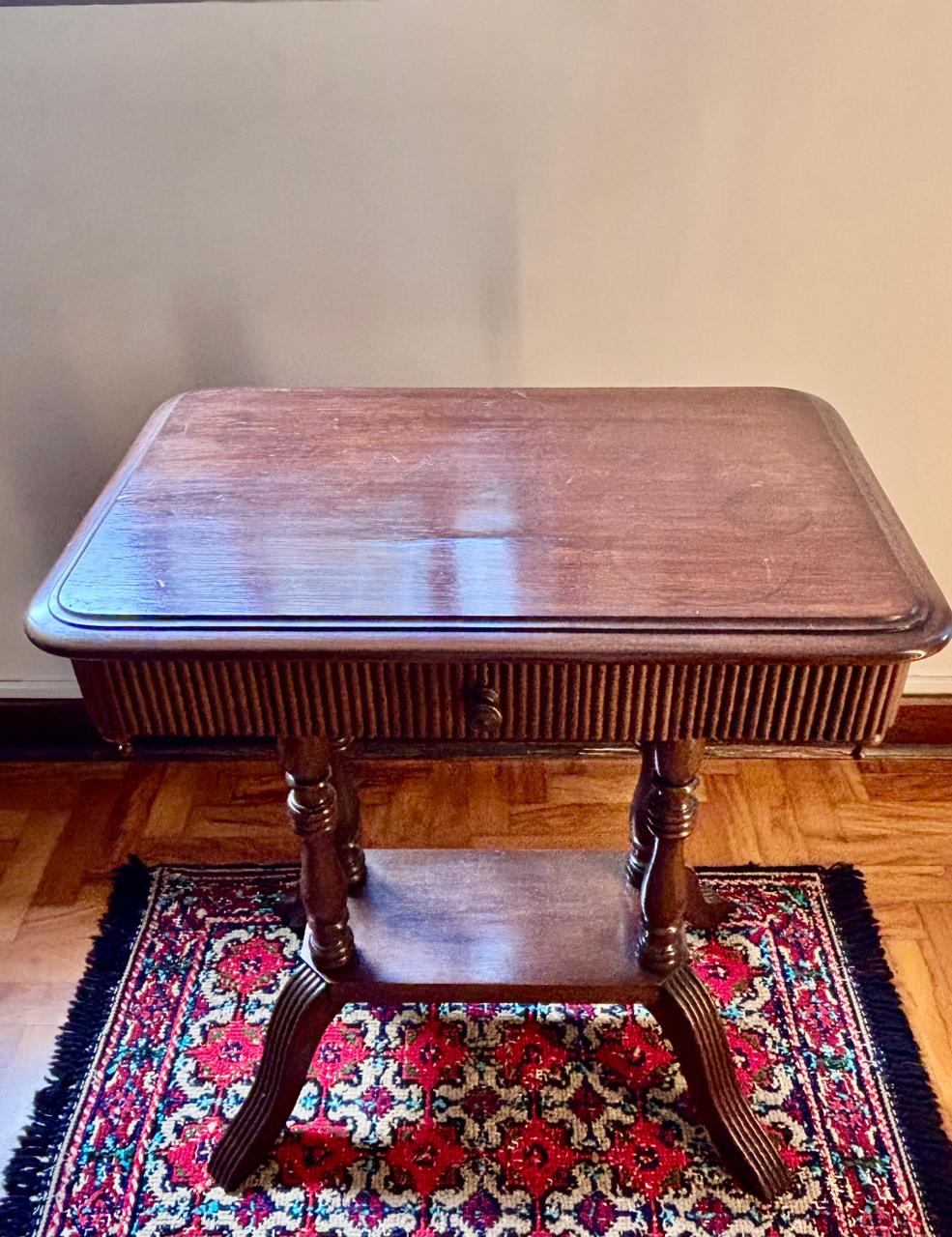 Mesa de apoio em madeira com gaveta e pés torneados (DMCPS_087)