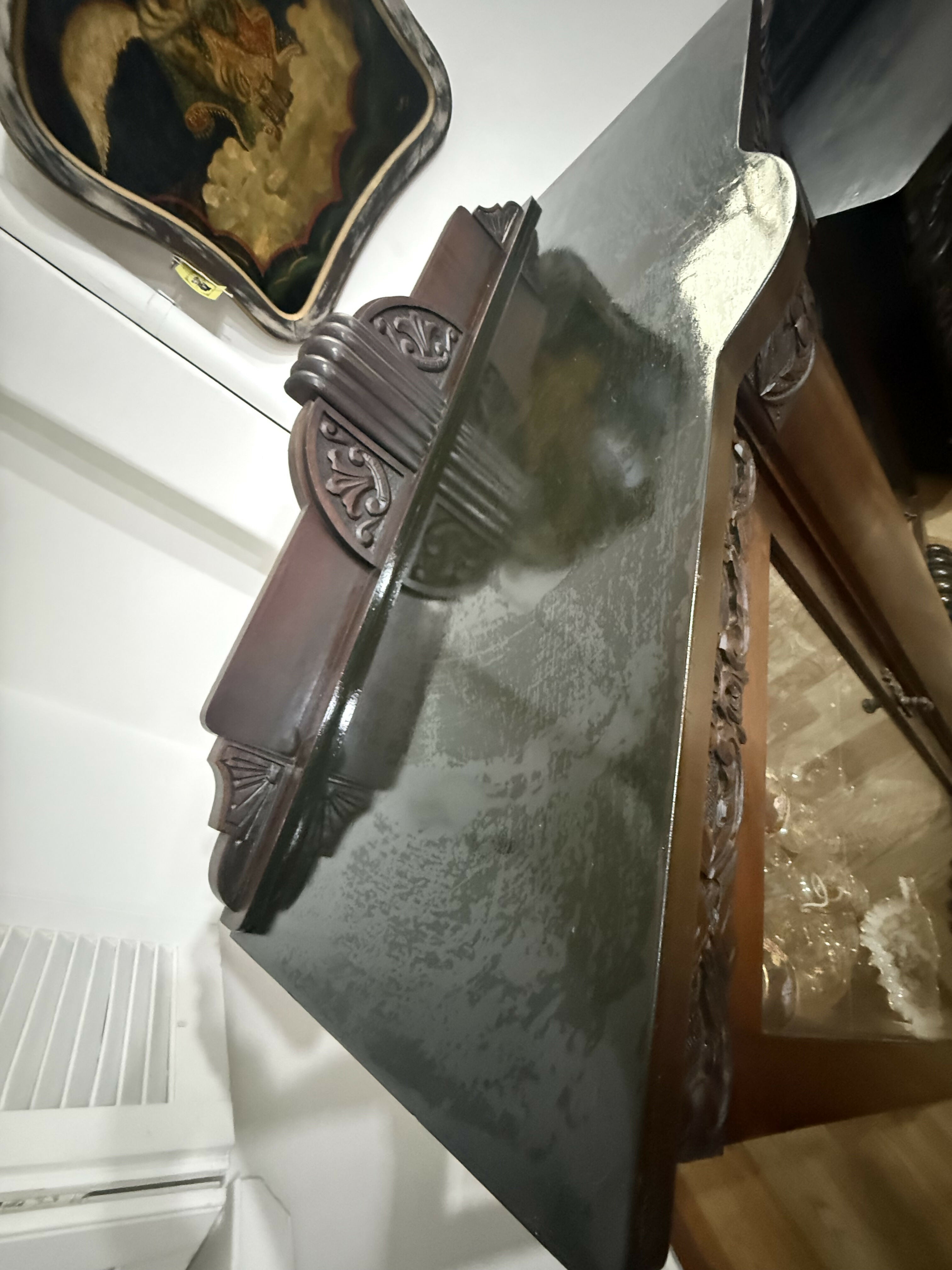 Cristaleira Clássica em Madeira Nobre com Patas de Leão