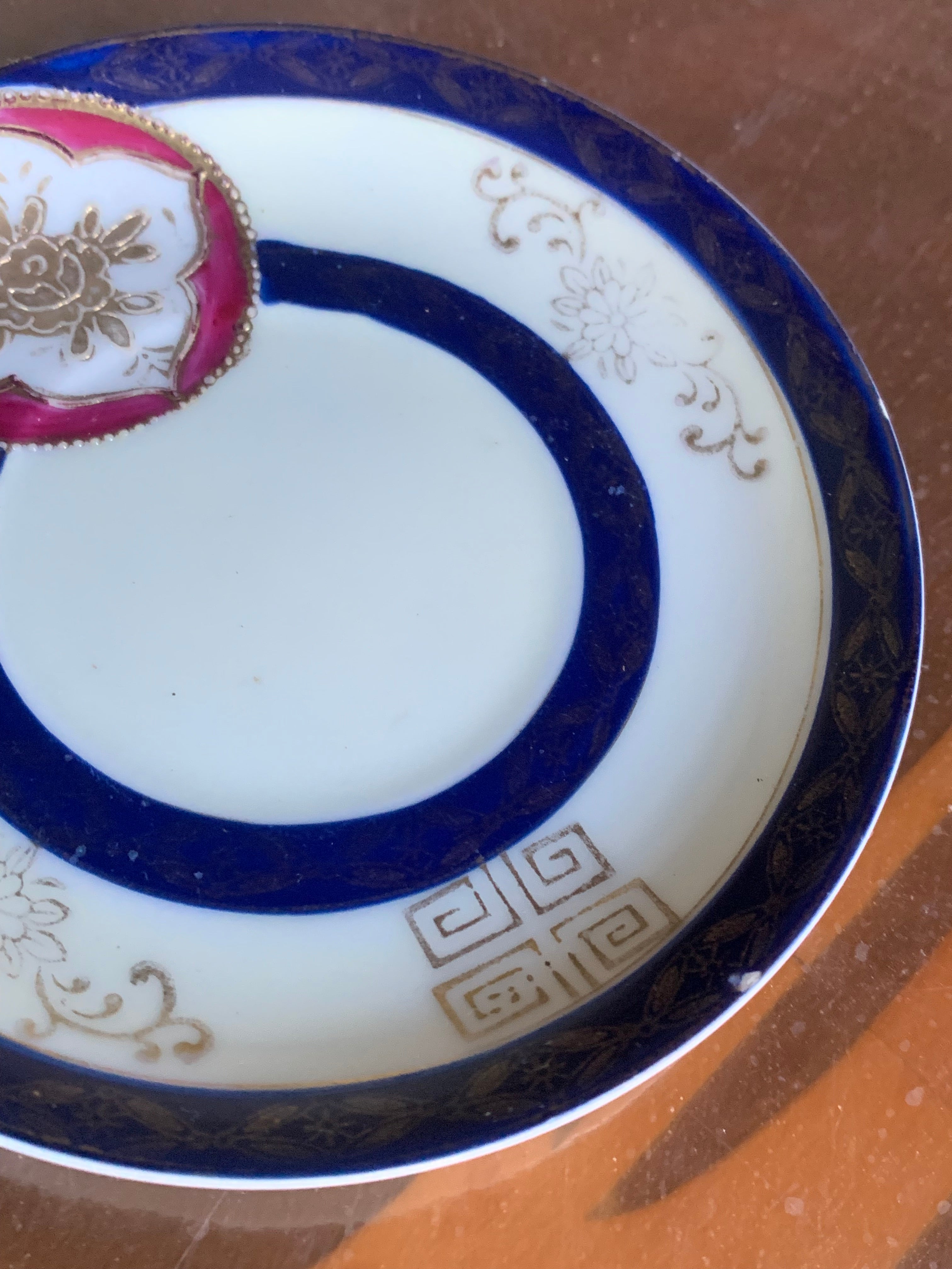 Pequeno e muito antigo pratinho japonês em fina porcelana