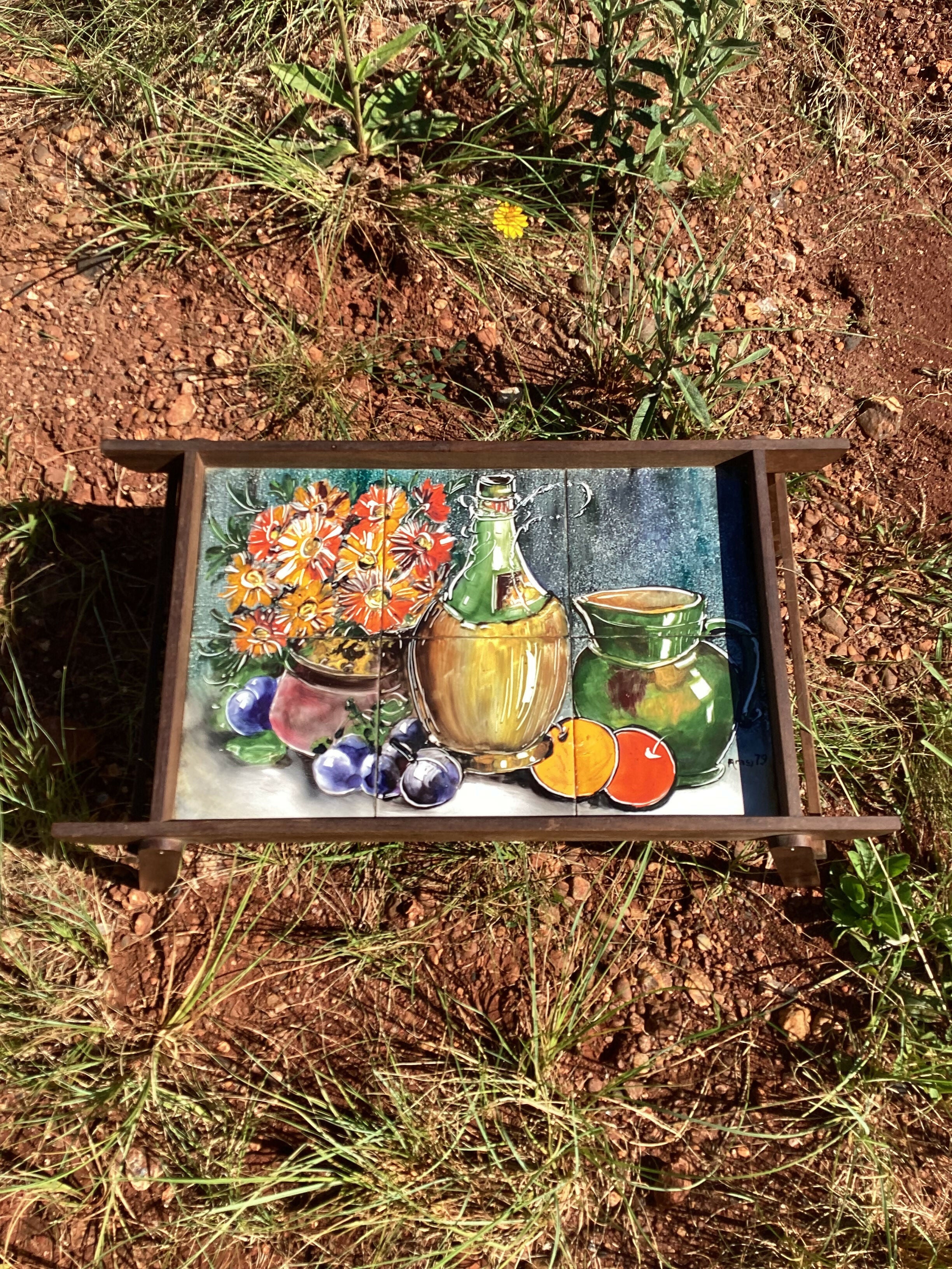 Mesa posta com charmosa e exclusiva bandeja em madeira com azulejos