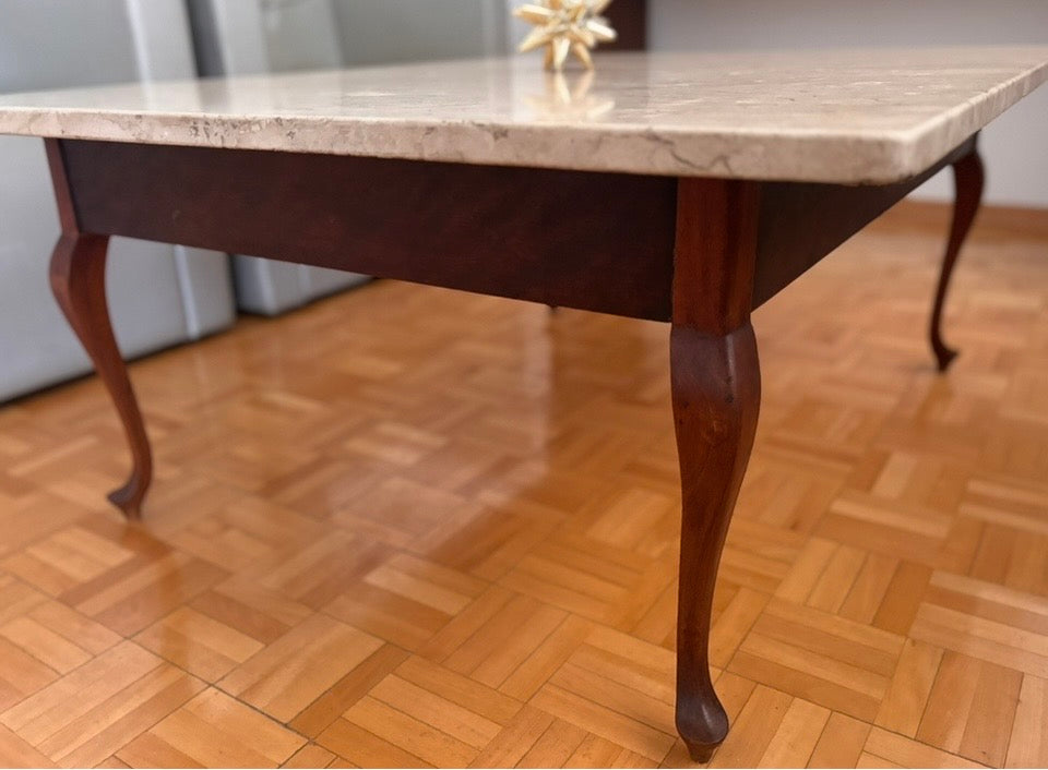 Mesa de Centro Antiga Clássica – Madeira Nobre e Tampo de Mármore (Estilo Luís XV / Vintage).