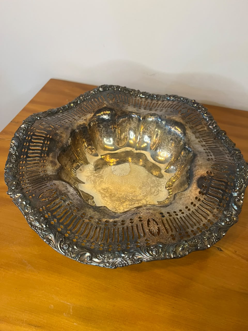 Centro de Mesa Decorativo em Metal Prateado com Bordas Vazadas