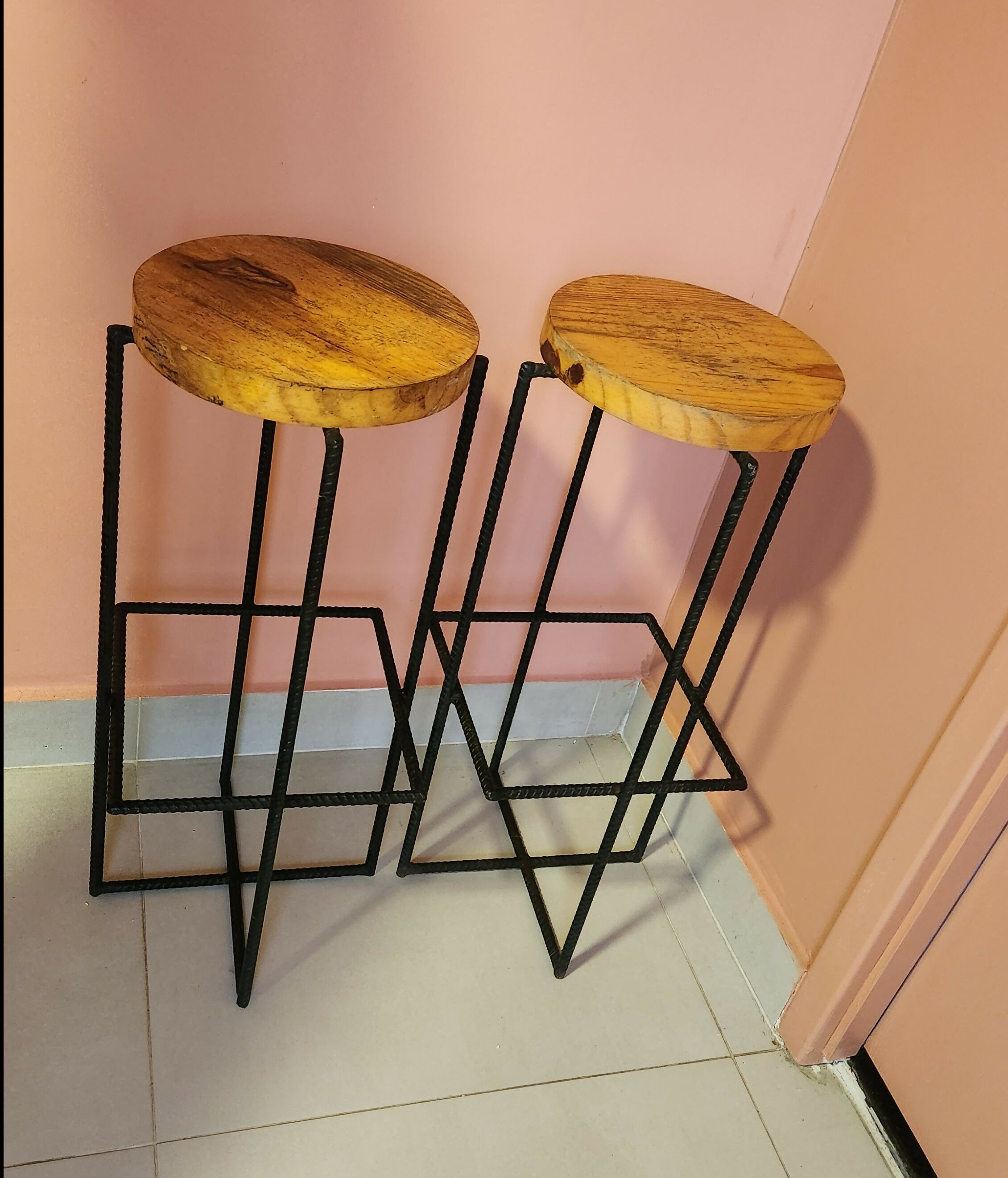 Par de bancos altos em madeira maciça com pés de ferro