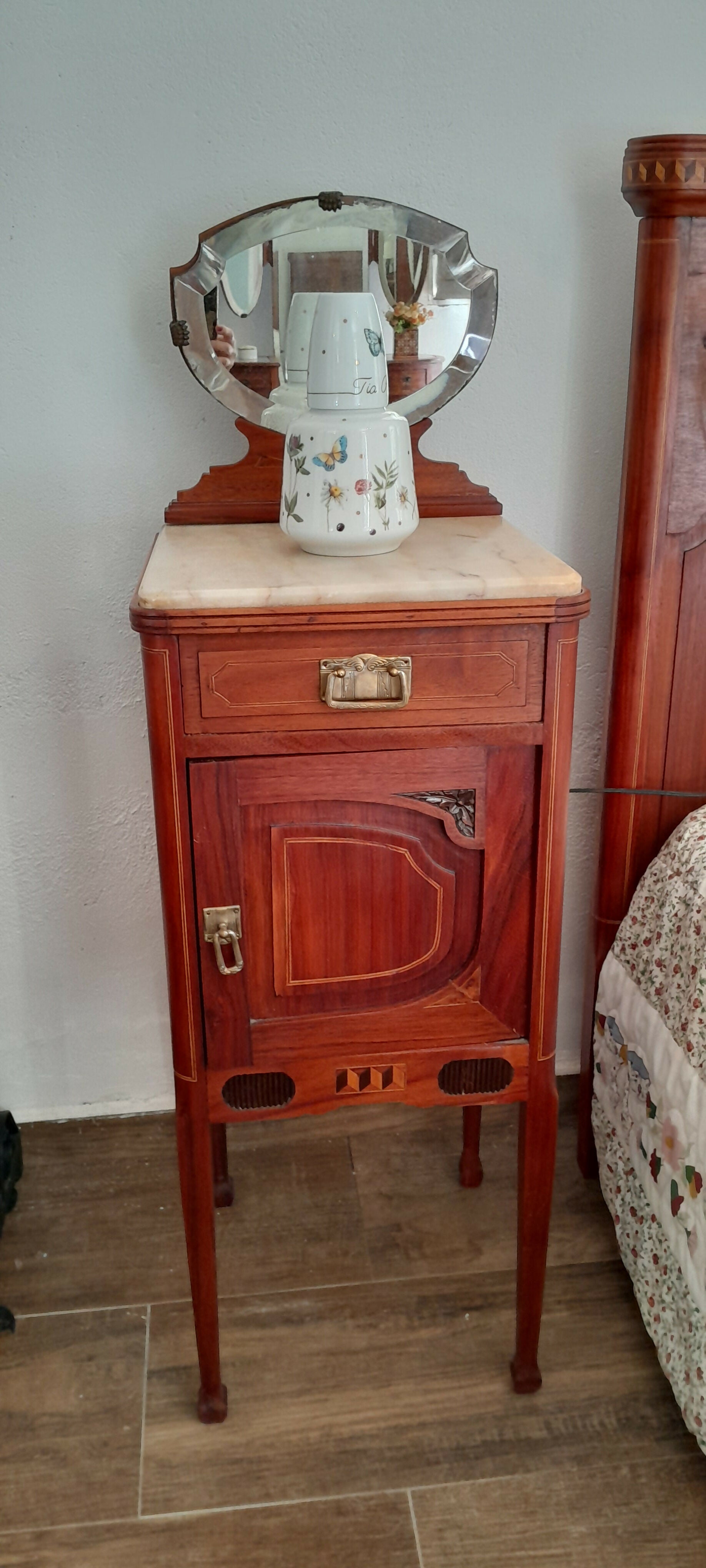 Criados / Móveis de Cabeceira centenários com Marchetaria (valor unitário)