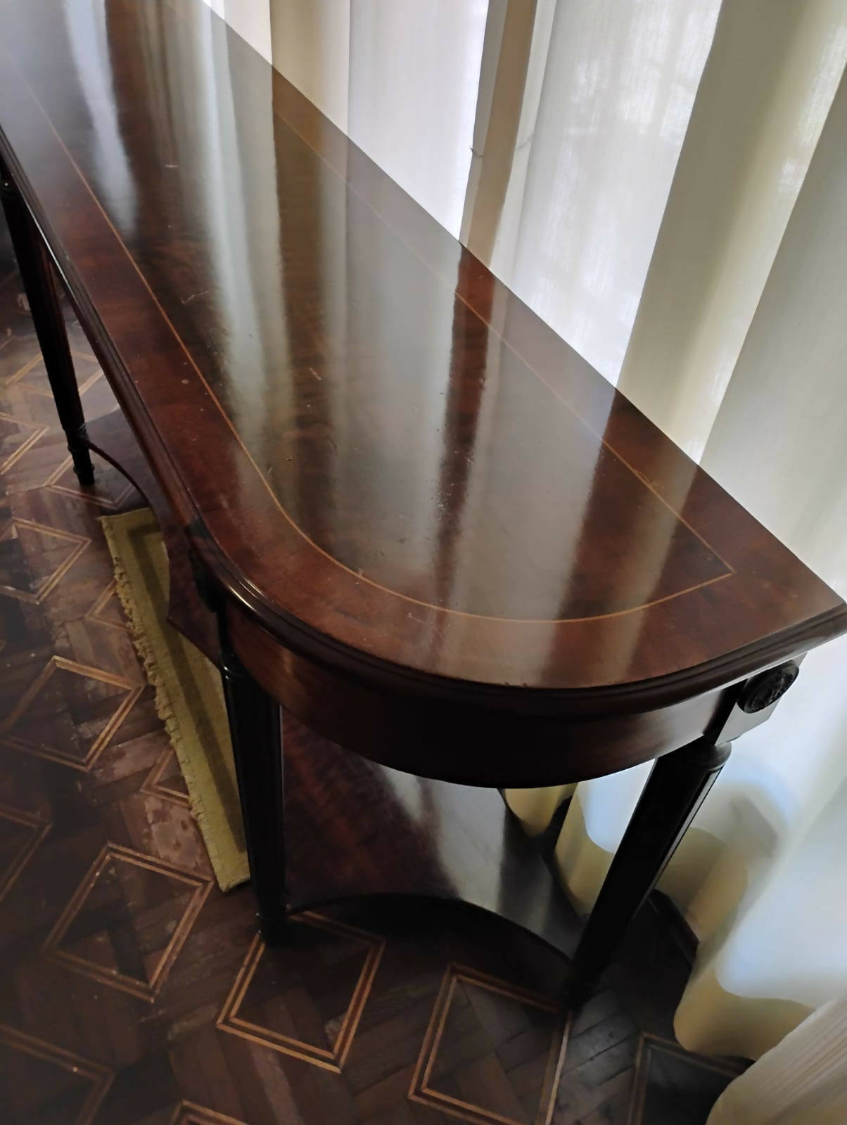 Aparador Clássico em Madeira Maciça – Estilo Elegante e Sofisticado