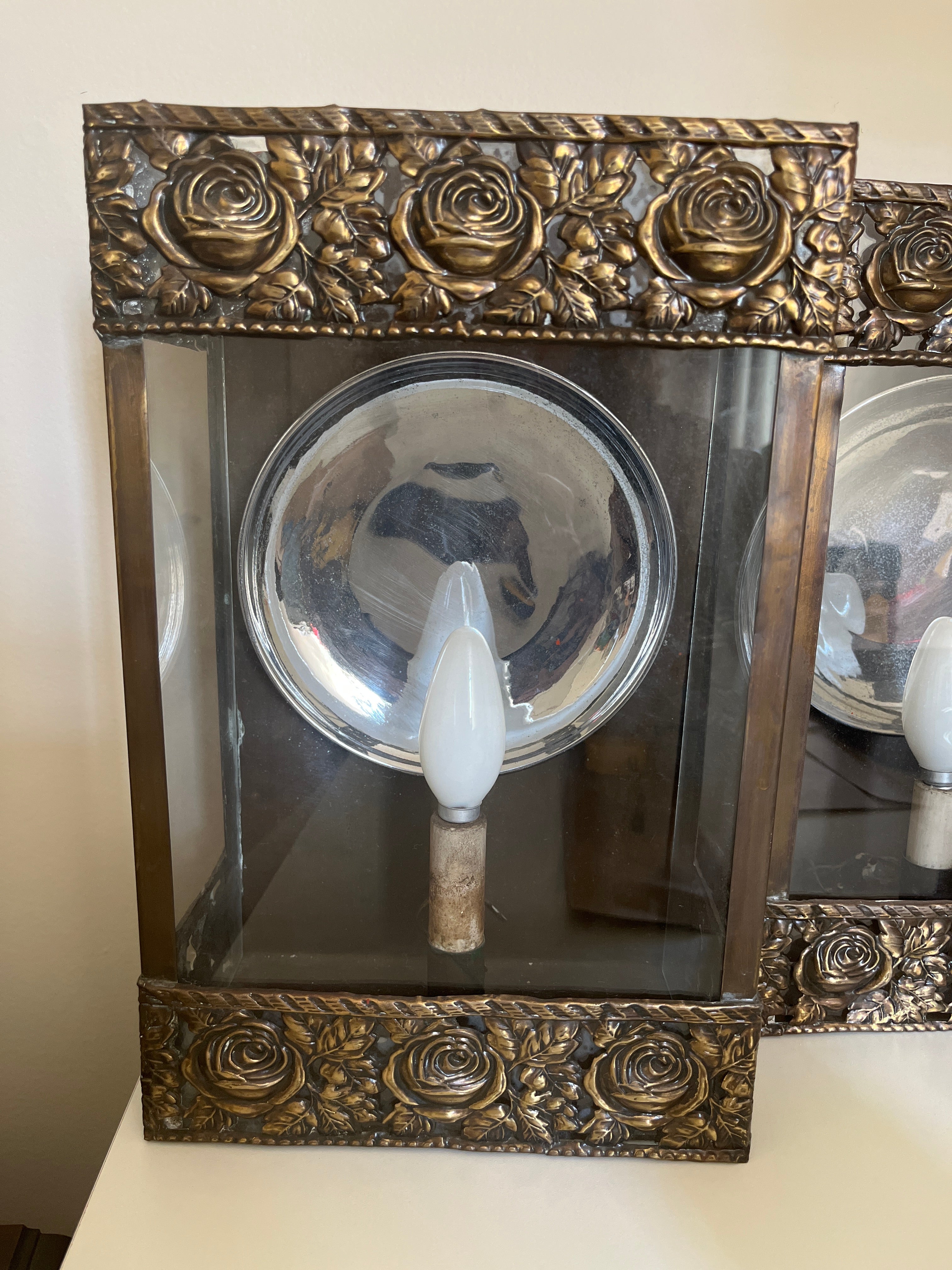 Luminária / Arandela para parede em metal com detalhes florais 