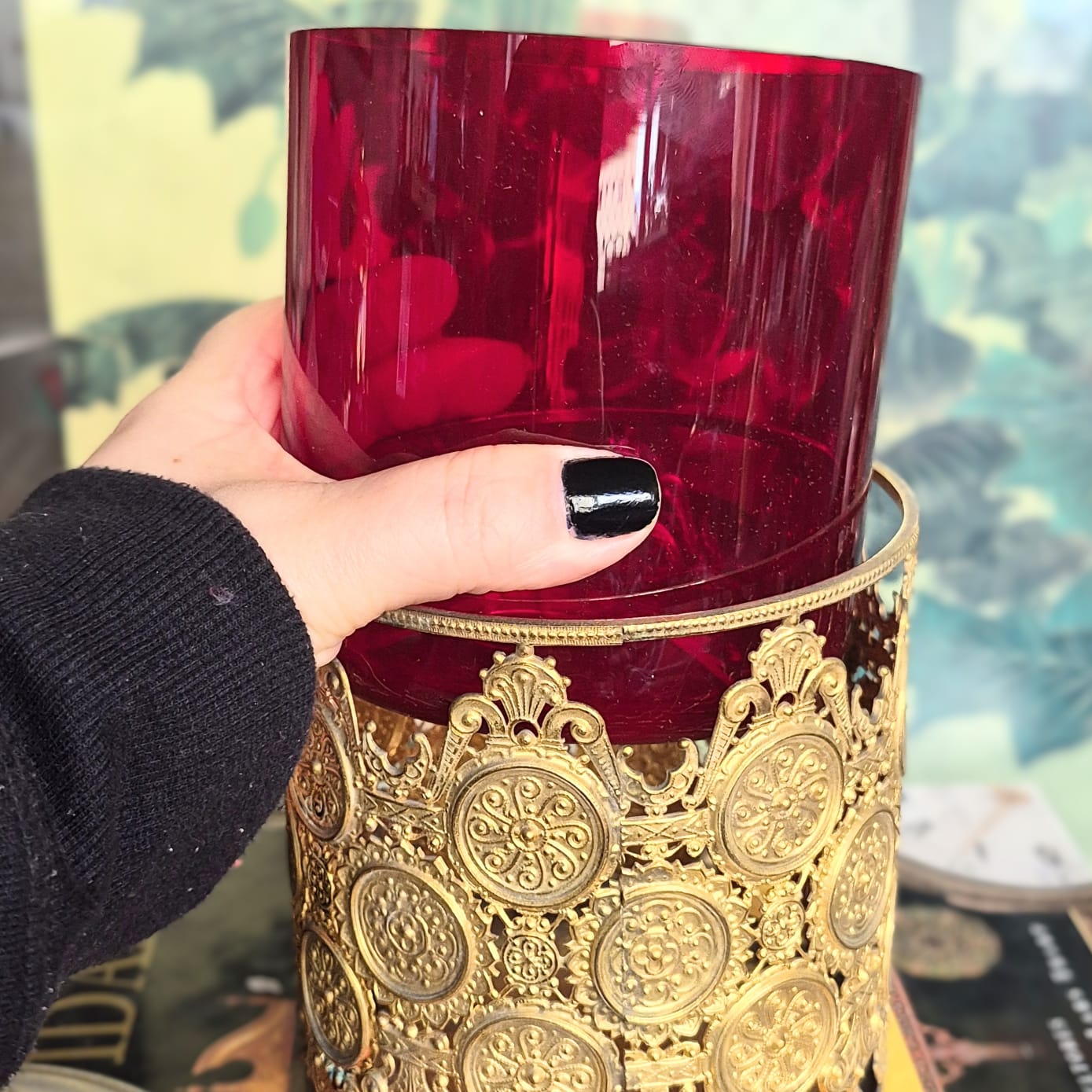  Potiche vintage com parte interna em vidro cranberry e parte externa em metal trabalhado em filigrana e ornamentado com medalhões, como antigas rendas metálicas.