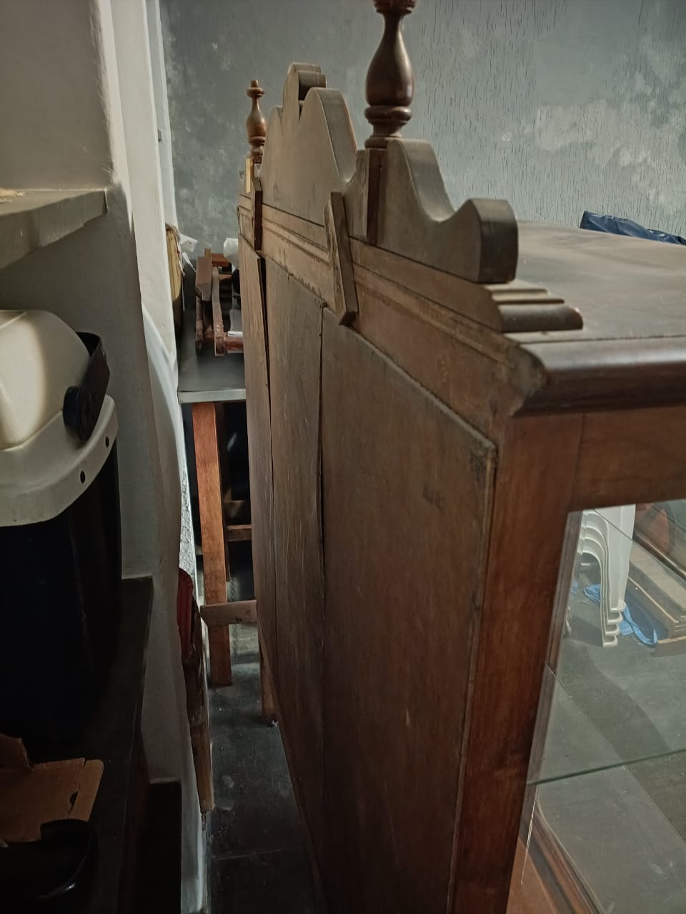 Cristaleira Antiga Clássica em Madeira Maciça – Elegância e História