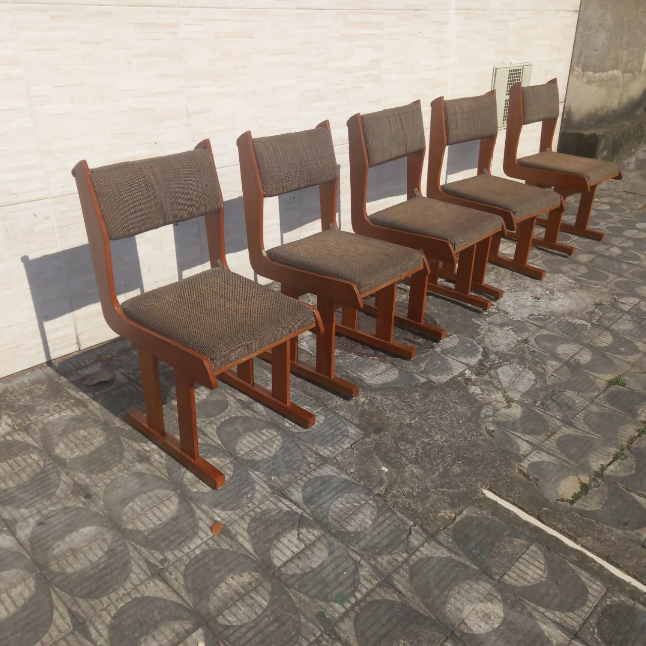 Quinteto de Cadeiras antigas em madeira e estofado