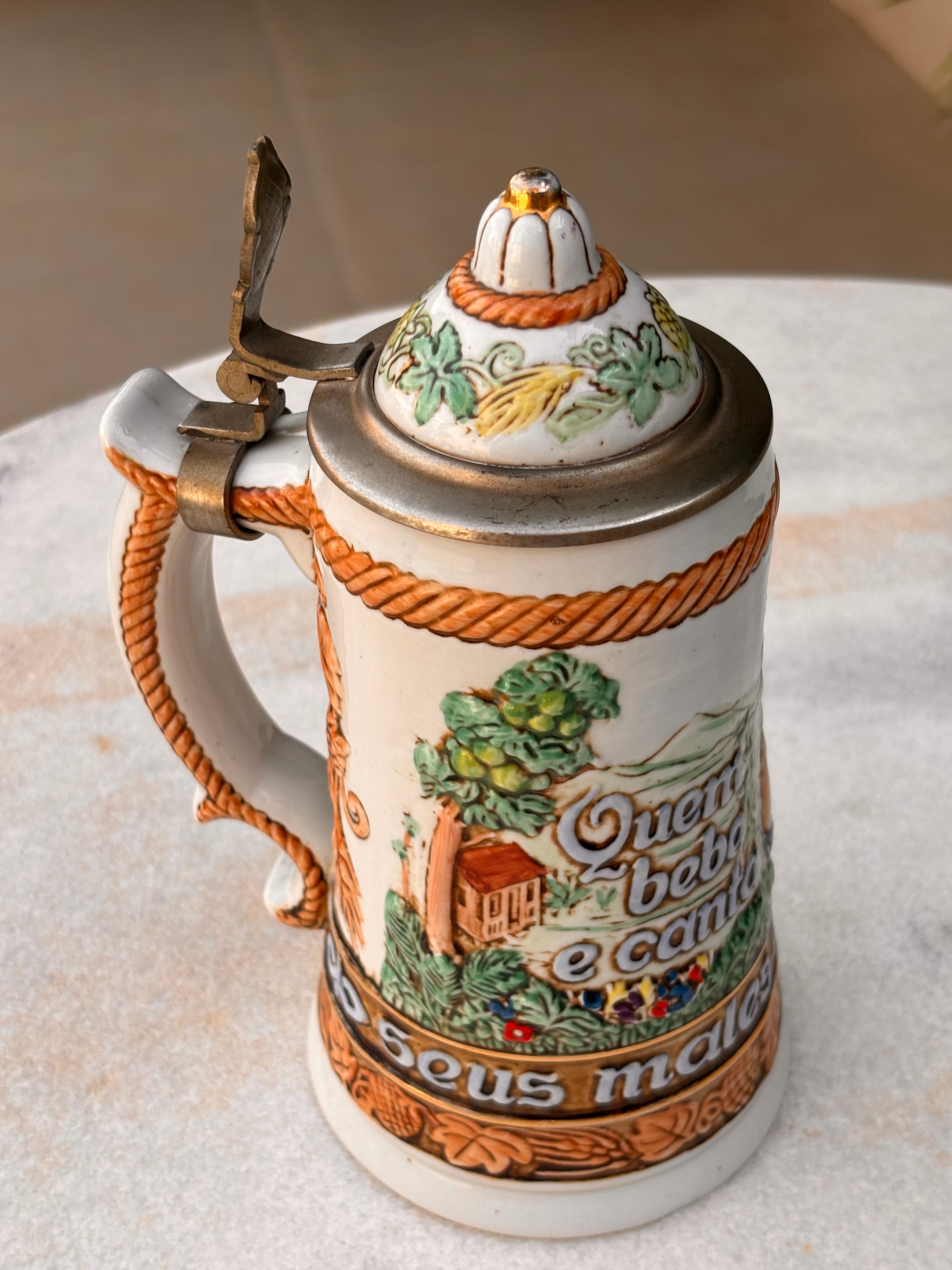 Antiga Caneca Chopp Ceramarte - "Quem Bebe E Canta Seus Males Espanta" Com Tampa Década Anos 1970