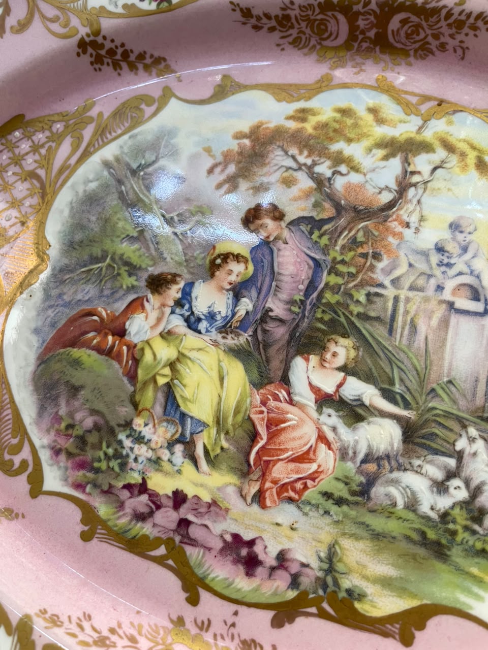 Grandiosa travessa em porcelana francesa de Limoges com cena galante em fundo rosa