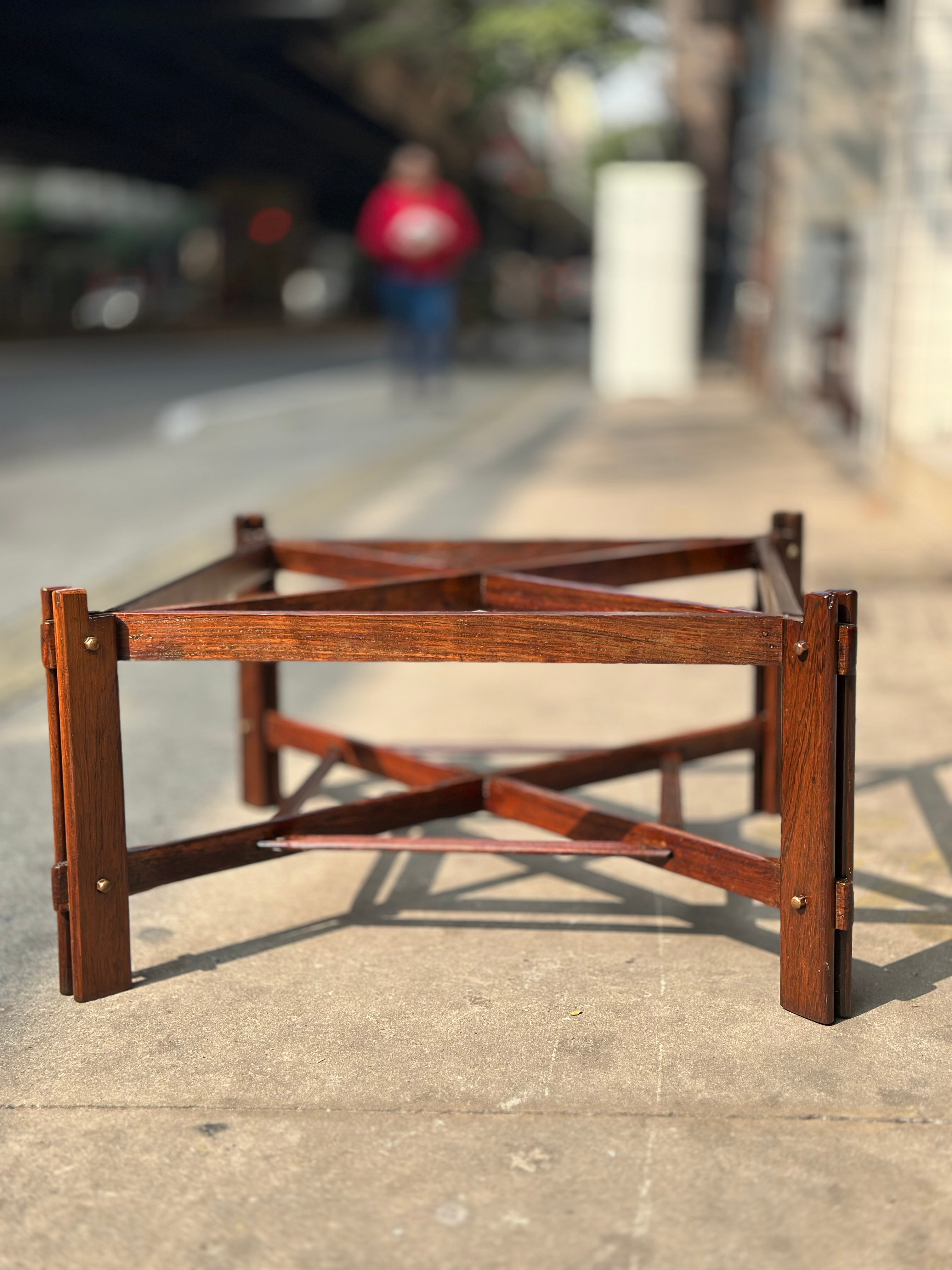Mesa de Centro redonda em Jacarandá com vidro Fumê