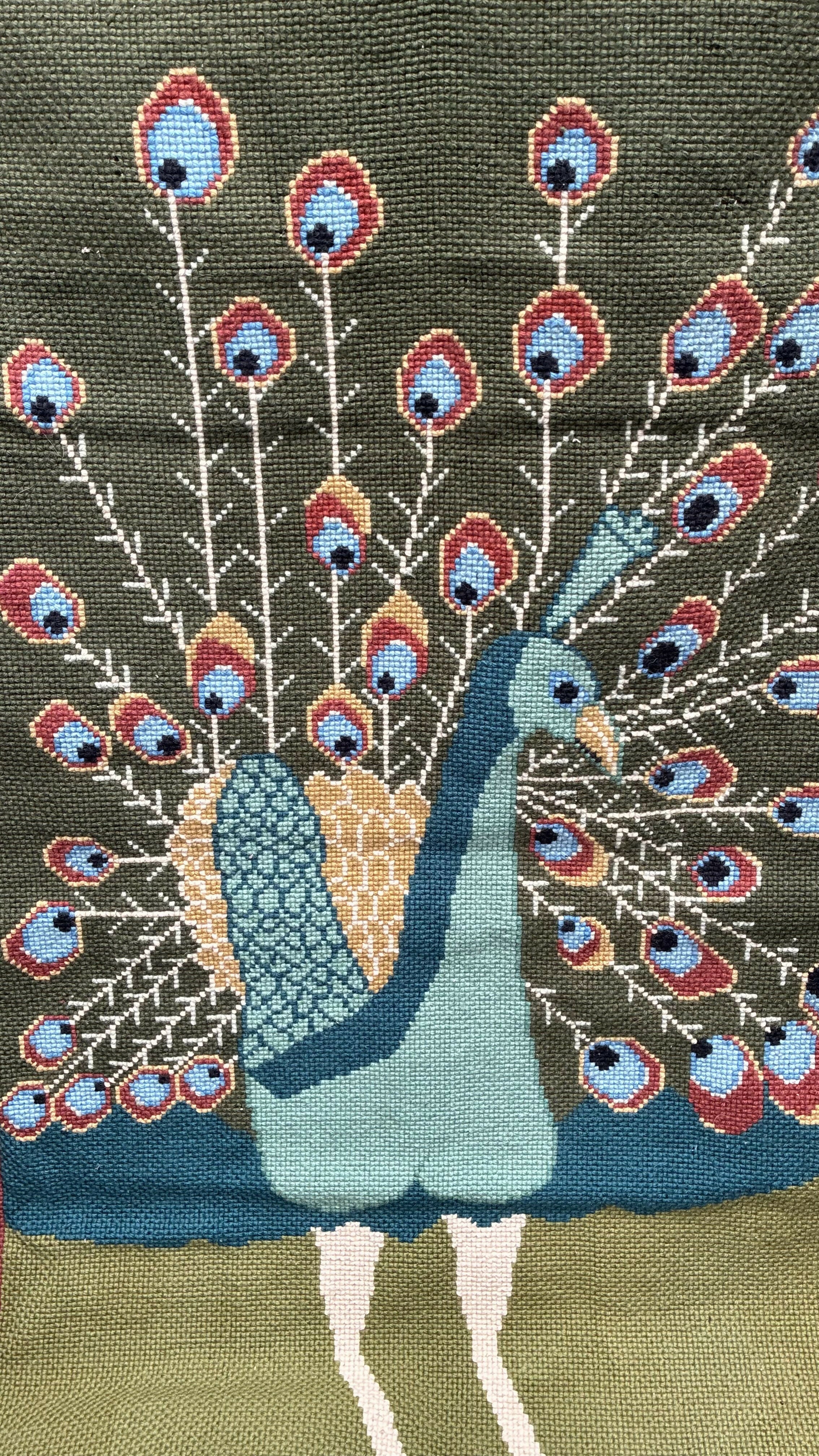 Tapeçaria decorativa de parede representando um Pavão