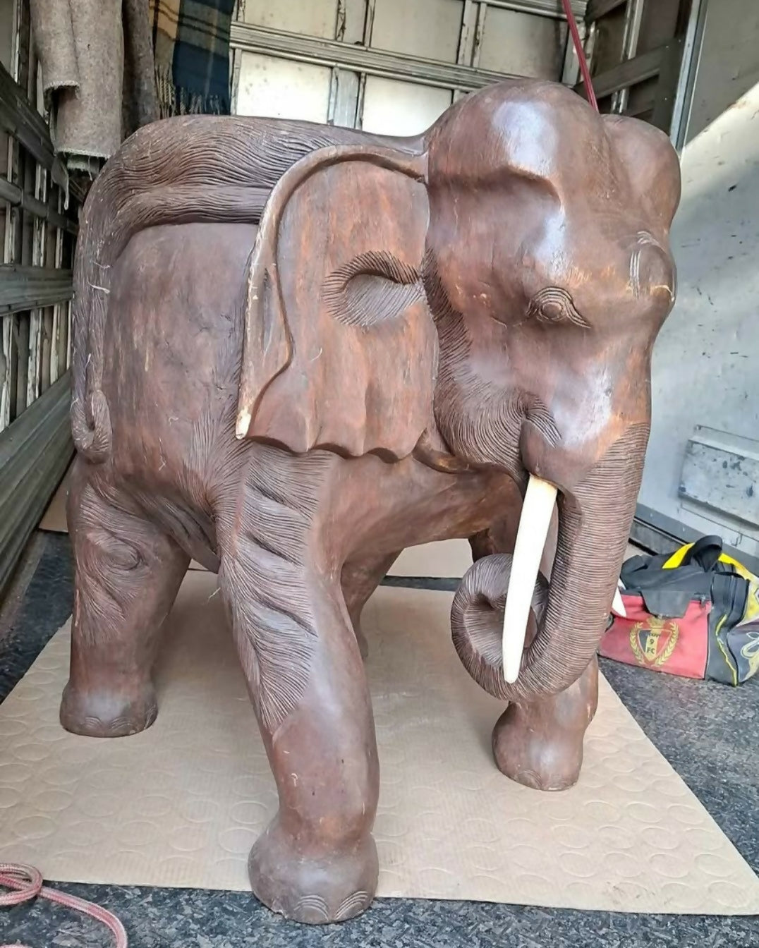Escultura / banco madeira nobre em formato de elefante