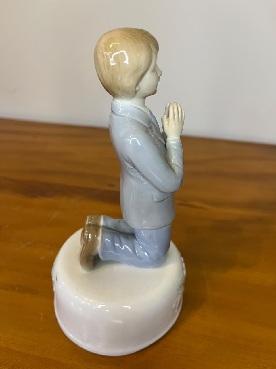 Escultura Musical em Porcelana – Menino em Oração – 17,5 cm – 1982