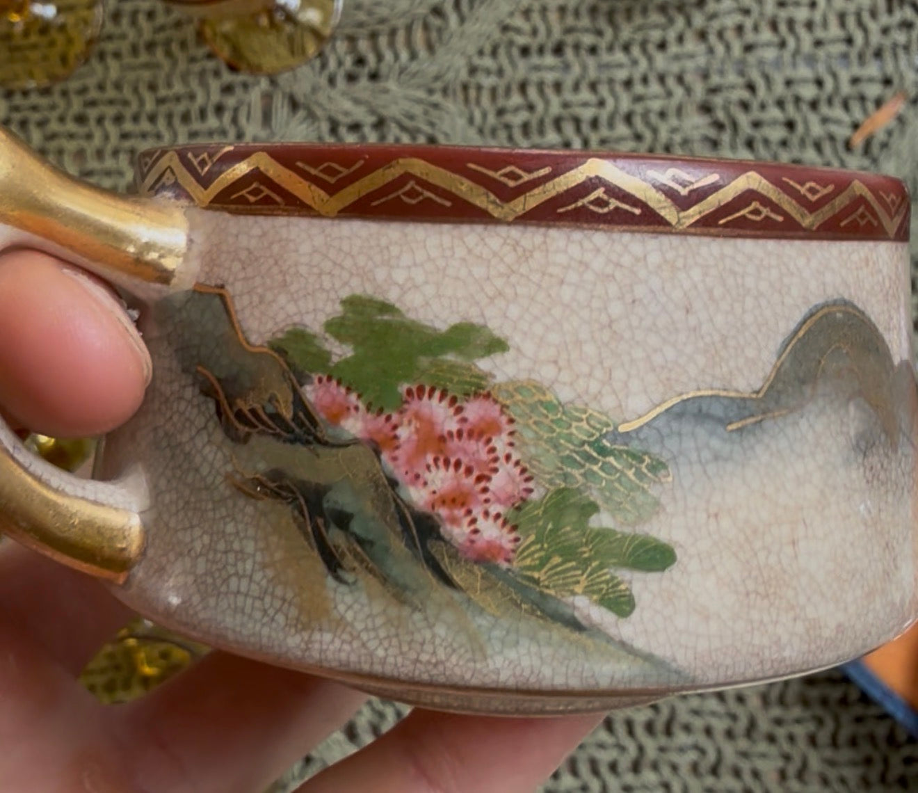 Xícara Japonesa Antiga Estilo Satsuma com Pagode e Detalhes em dourado