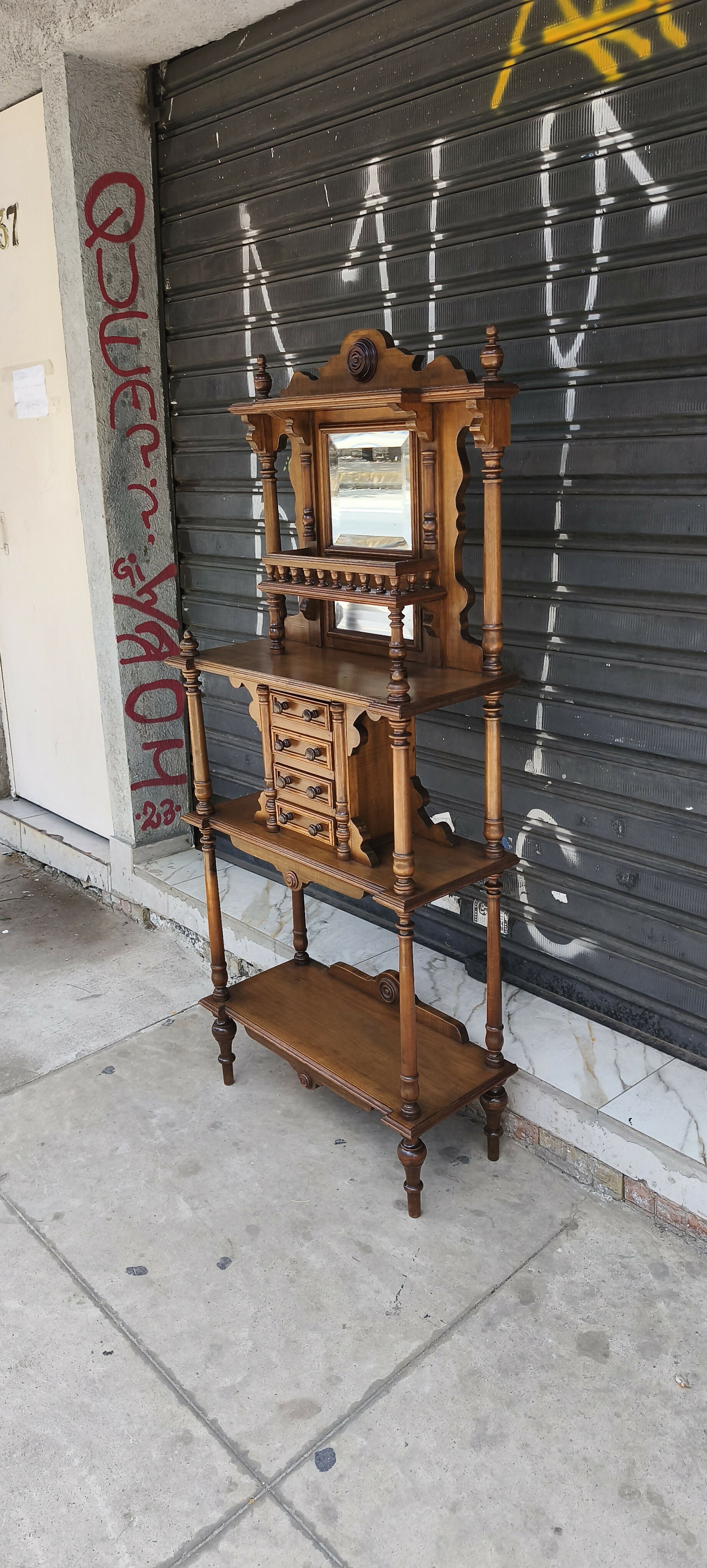 Porta Bibelô Império em madeira nobre e espelho bisotado