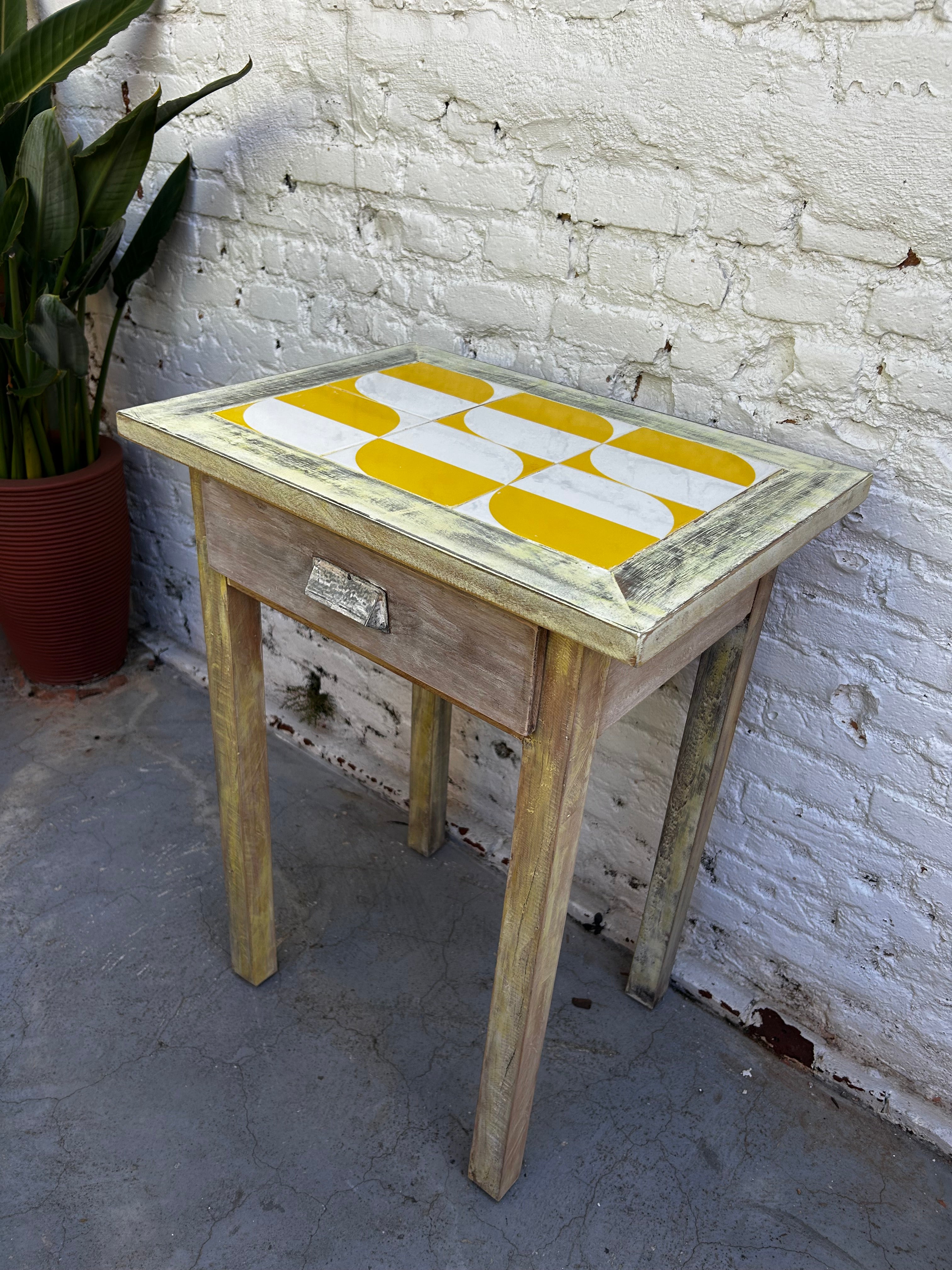 Mesinha com azulejos vintage com estampa em amarelo e branco 