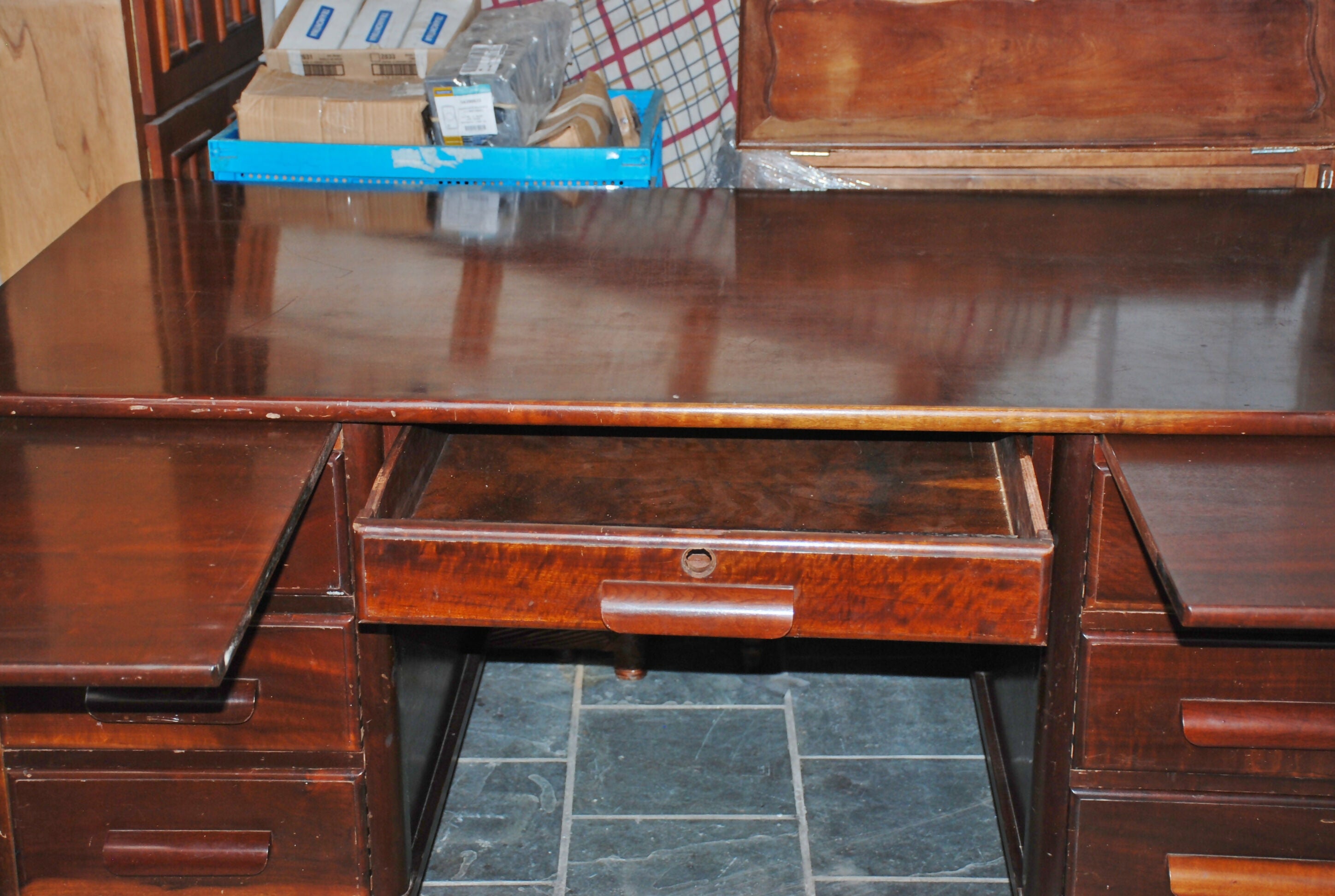 escrivaninha antiga anos 70 marca Cimo 7 gavetas com fechadura .