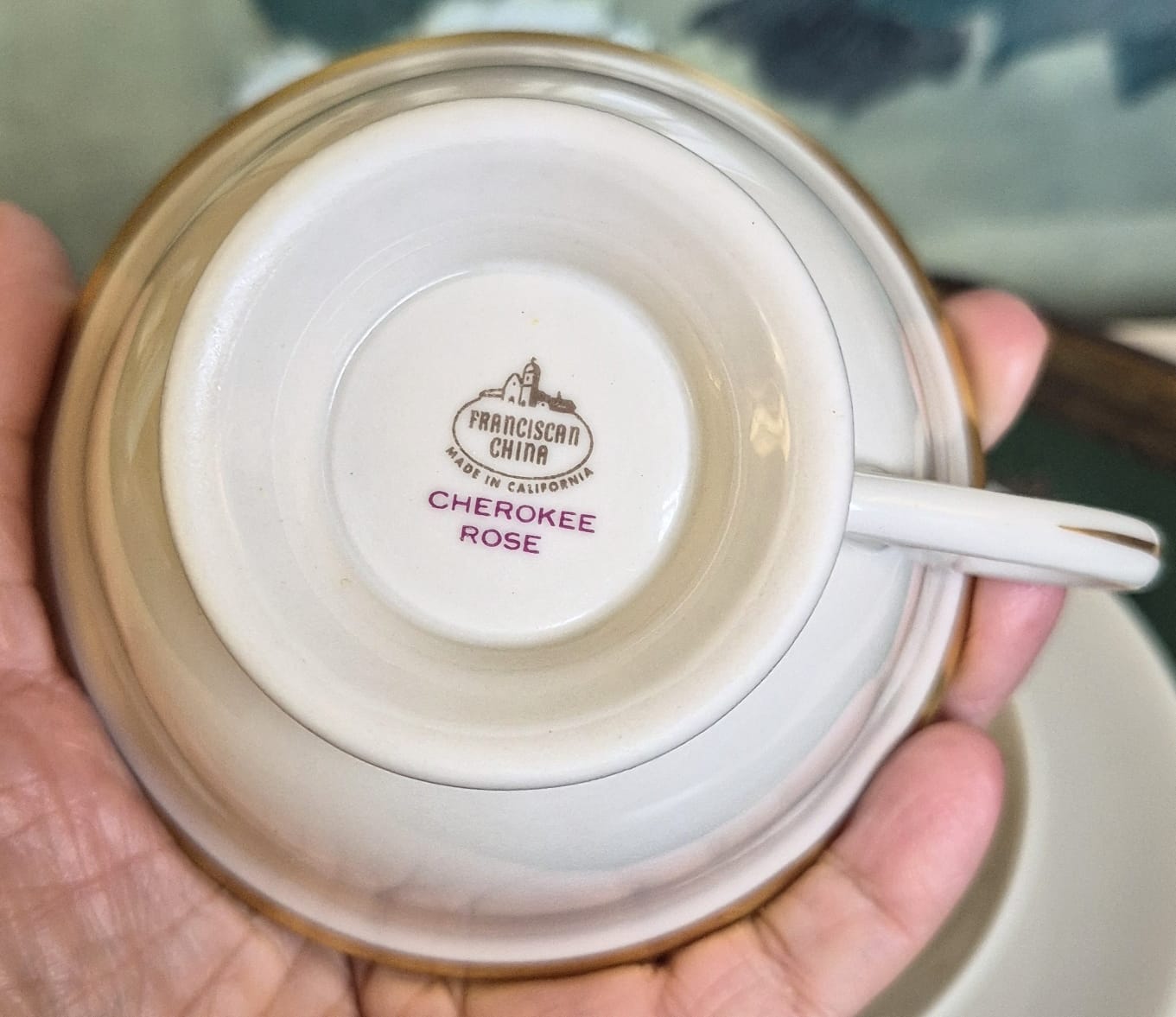 Trio para chá lindíssimo,  em estado de vitrine,  em porcelana estadounidense de 1a qualidade Franciscan China, no padrão "Cherokee Rose", anos 40/50. 5 unidades disponíveis.