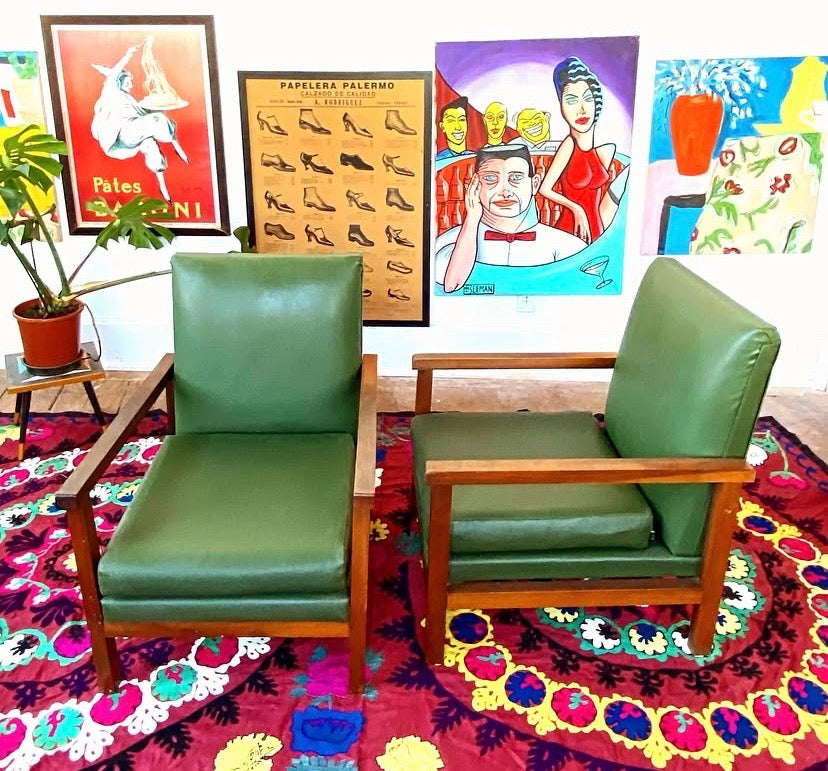 Par de Poltronas anos 60 em Imbuia maciça e estofado verde 