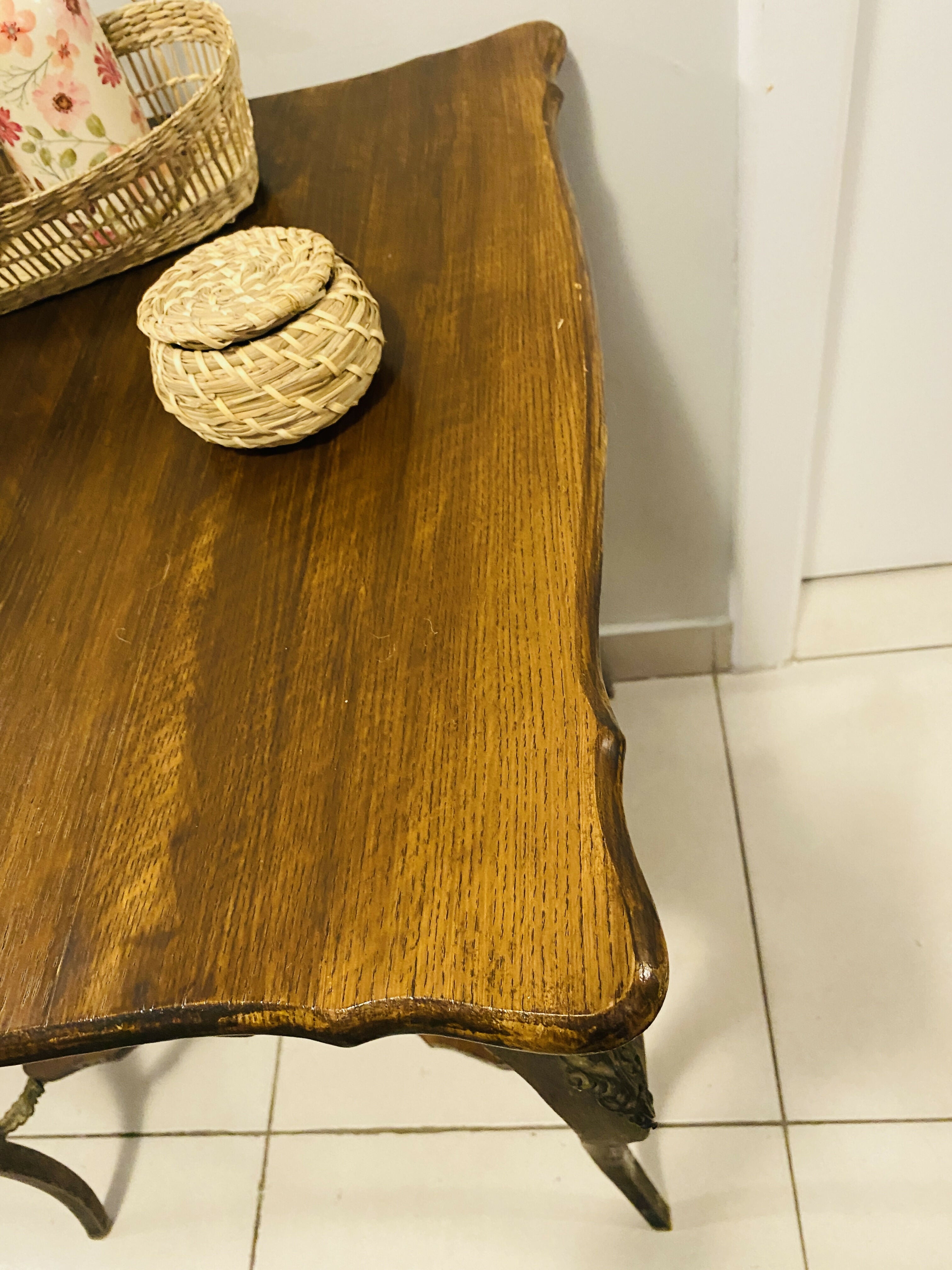 Mesa de canto antiga (Luis XV) com detalhes em bronze