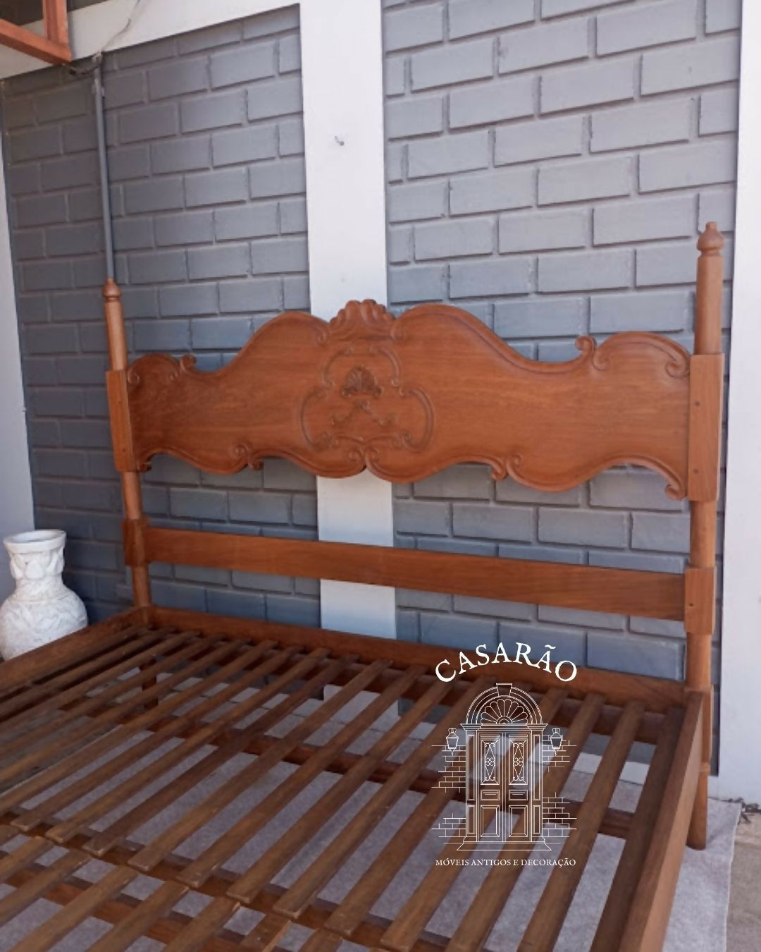 Cama Queen em madeira maciça