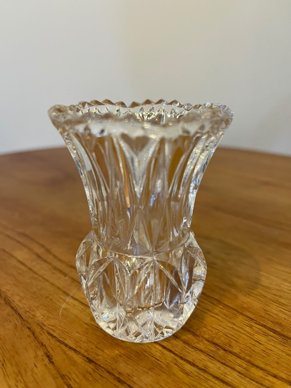 Mini vaso solitário em cristal lapidado com motivos geométricos – 8 cm