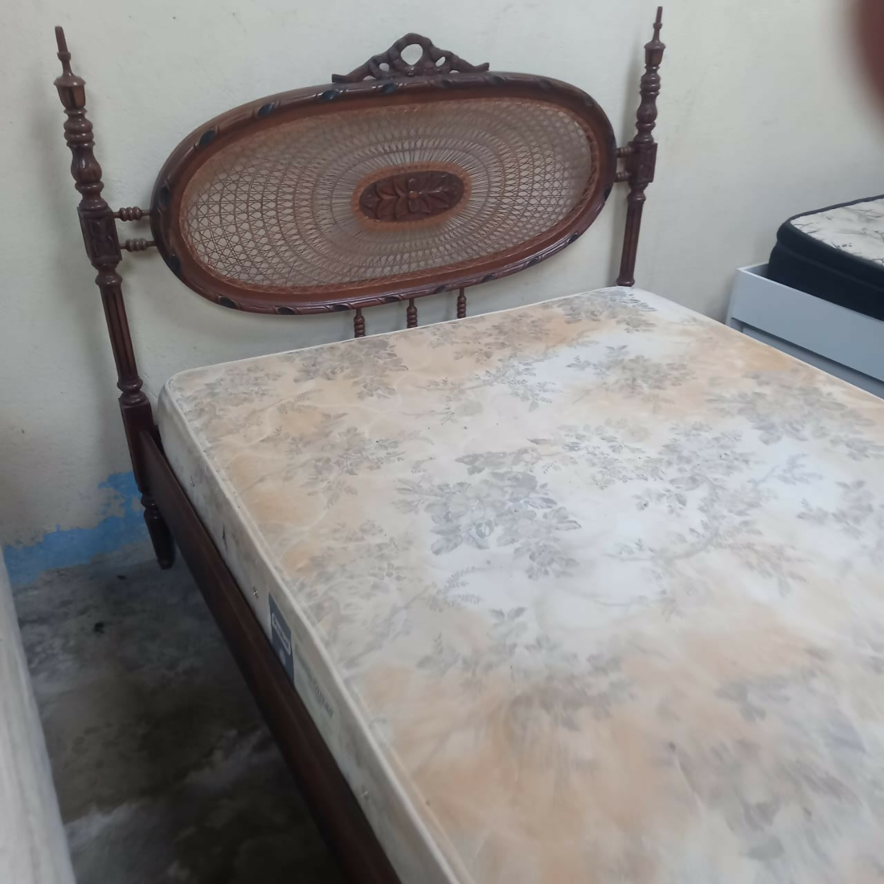Cama de casal com par de móveis de cabeceira