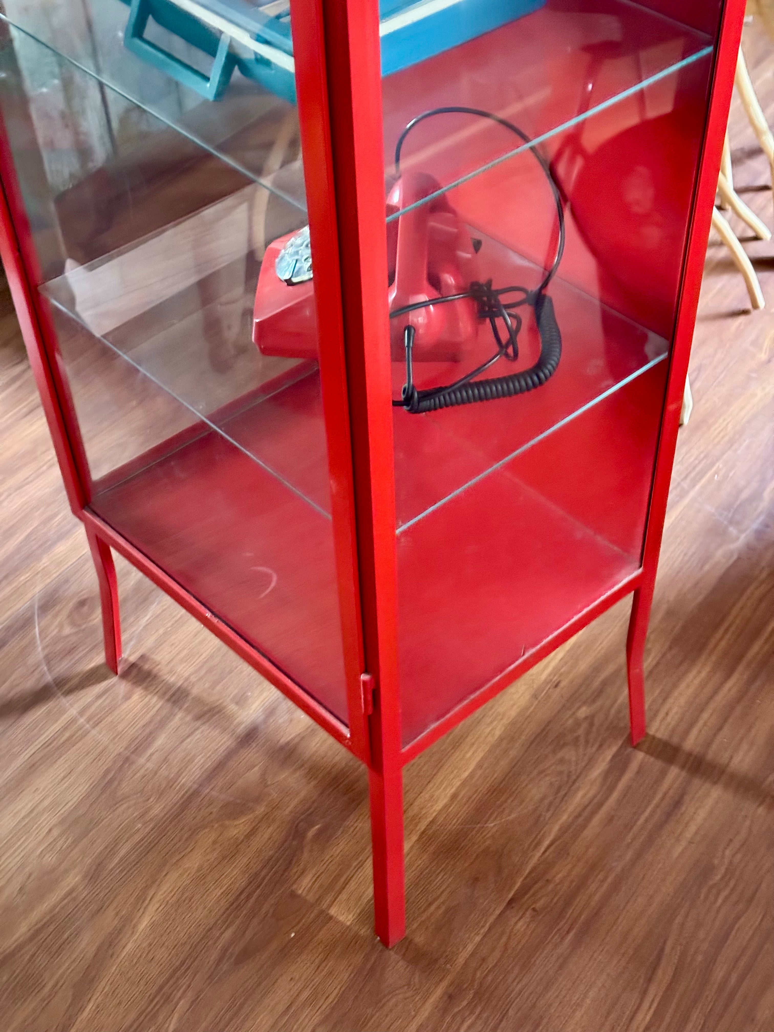 Armário-vitrine antigo vermelho estilo farmacinha