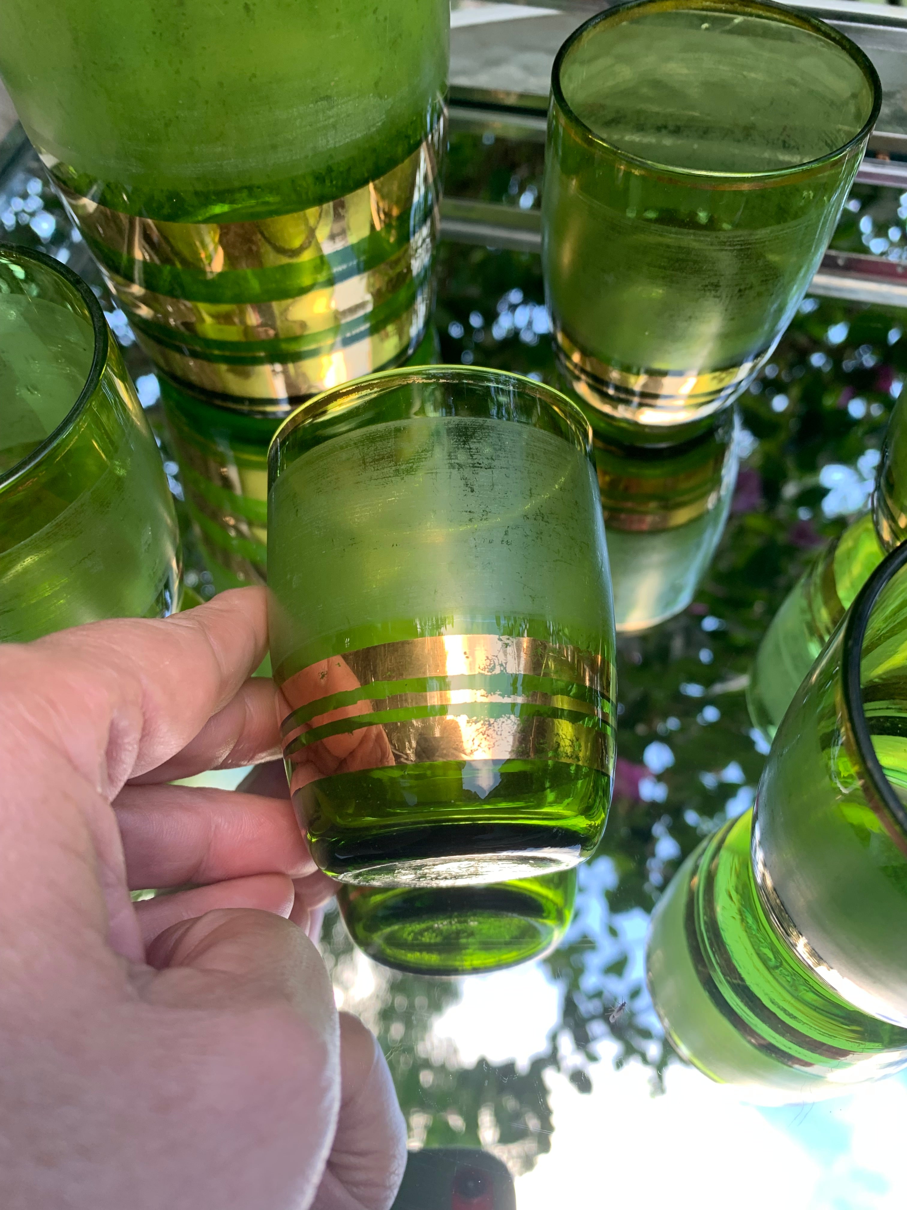 Conjunto de coqueteleira e 5 copinhos em vidro verde década 50 