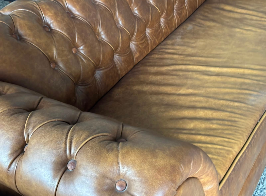 Sofá Chesterfield em Couro Capitonê Caramelo 
