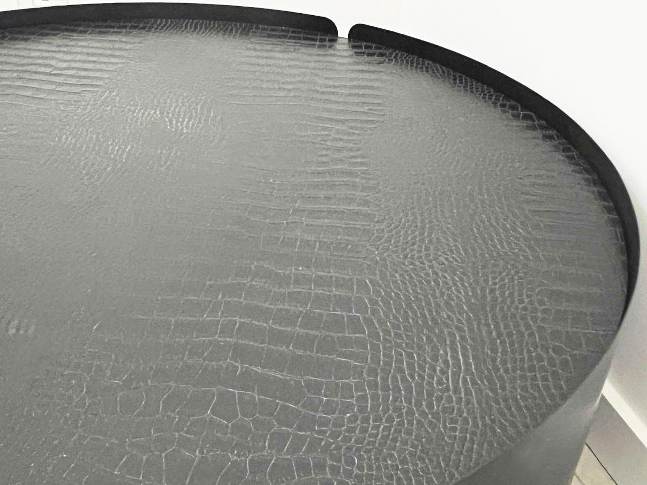 Mesa de centro redonda preta assinada pelo designer Marcelo Ligieri 