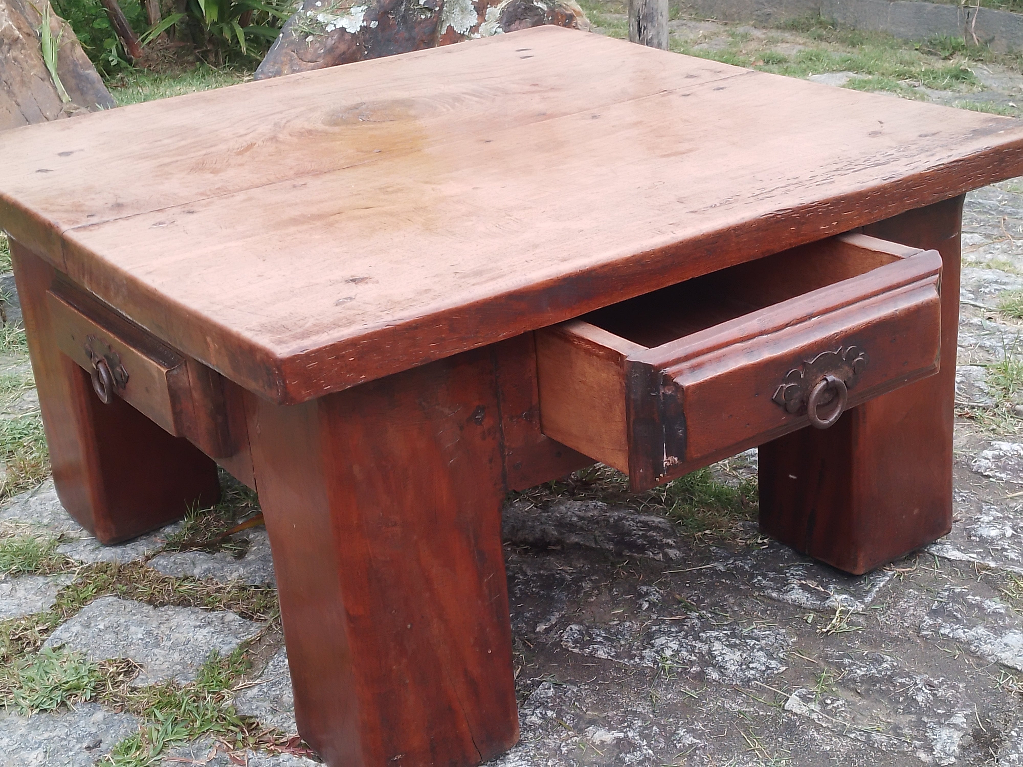 Mesa de centro quadrada em madeira de demolição com gavetas