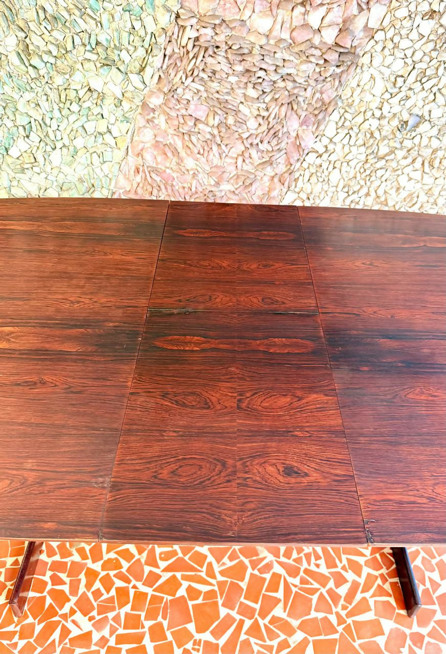 Mesa de jantar Oval Novo Rumo em Jacarandá