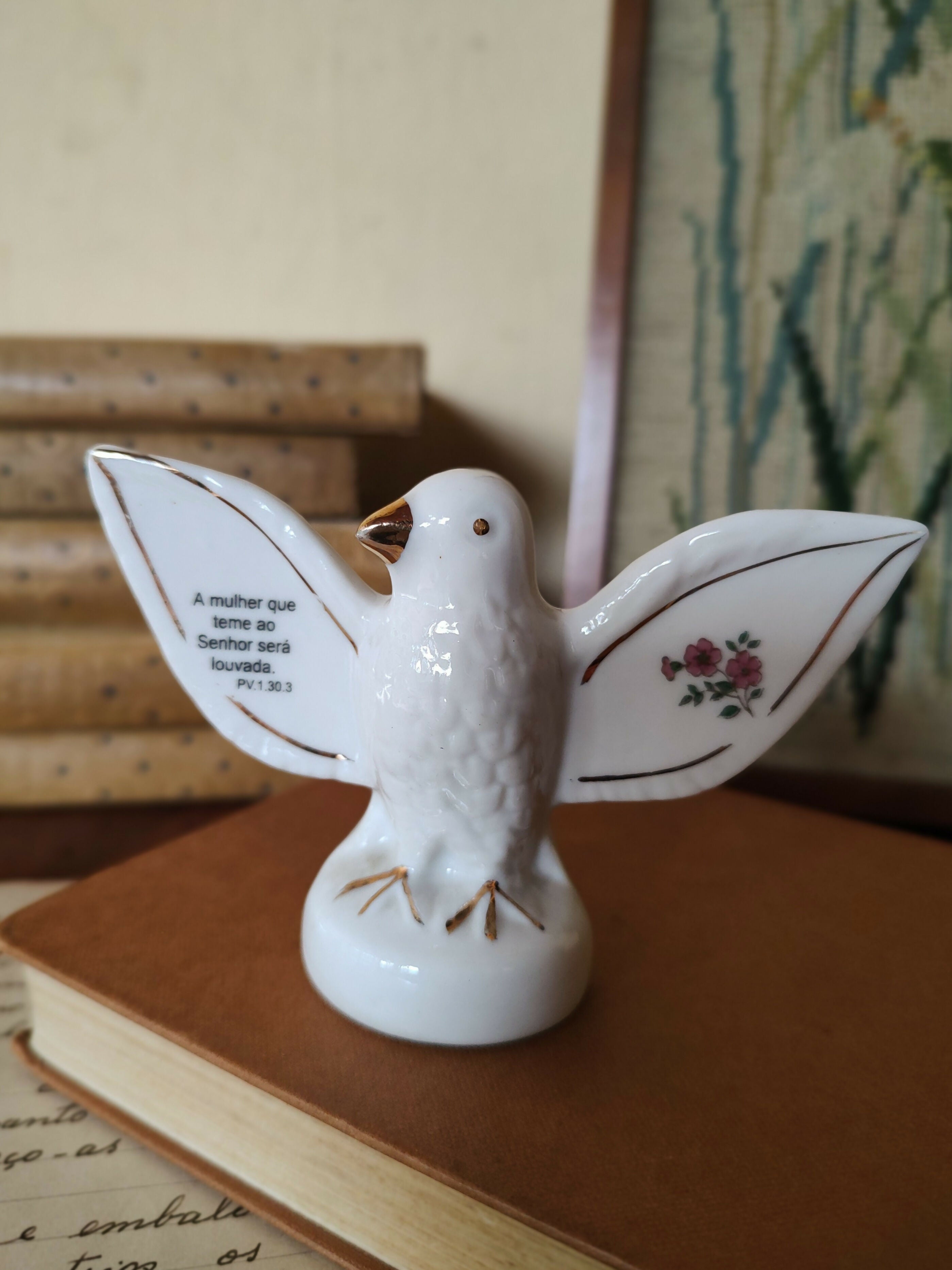 Antigo Divino em porcelana com detalhes dourados