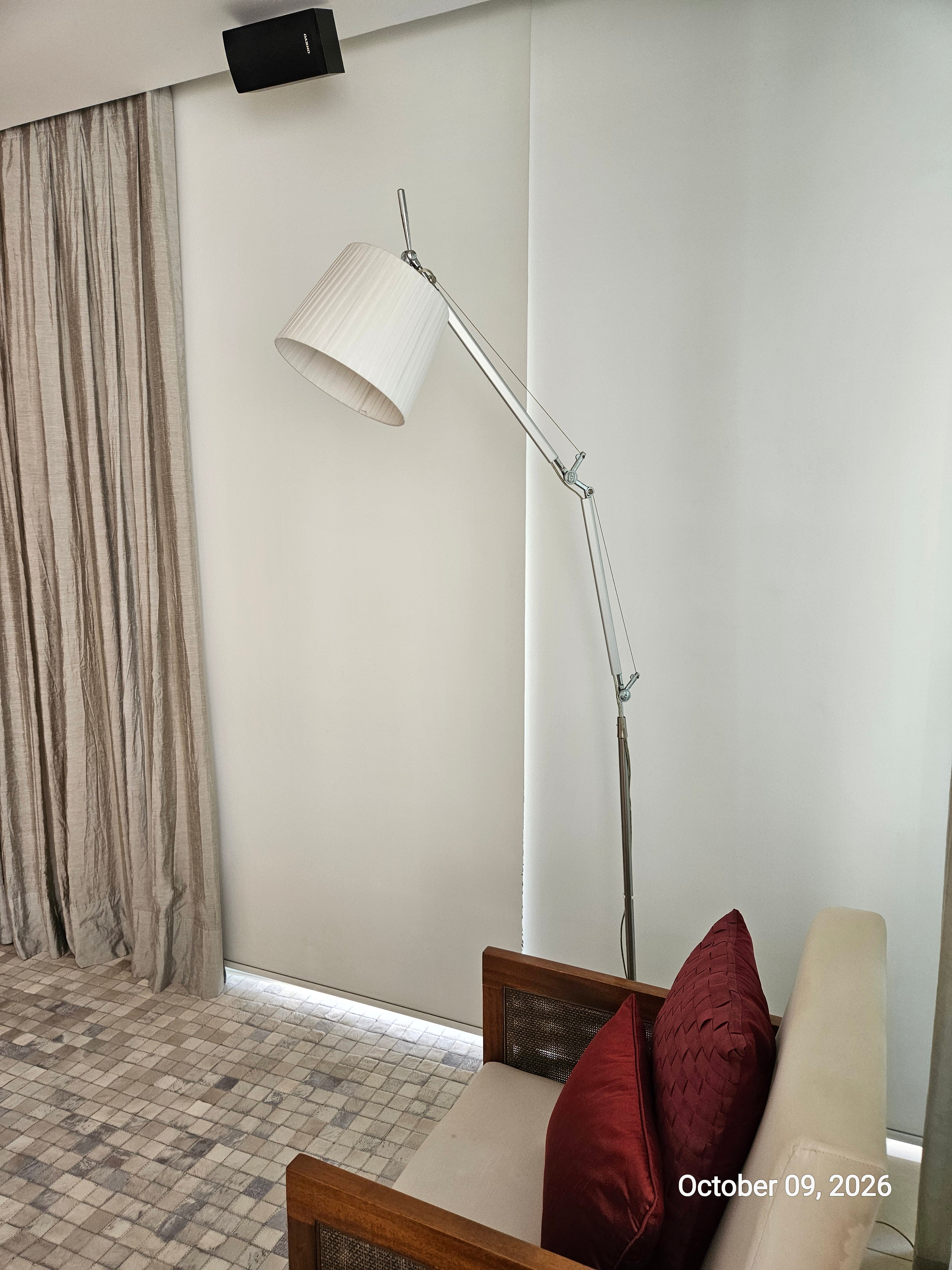 Luminária de piso articulada branca com inspiração na Artemide Tolomeo