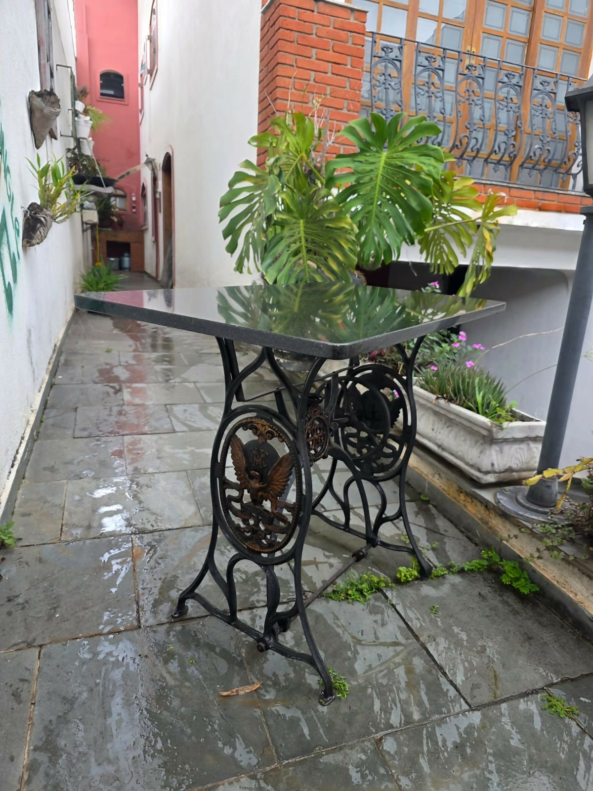 Aparador / Mesinha de Máquina de costura antiga com tampo em granito São Gabriel lapidado