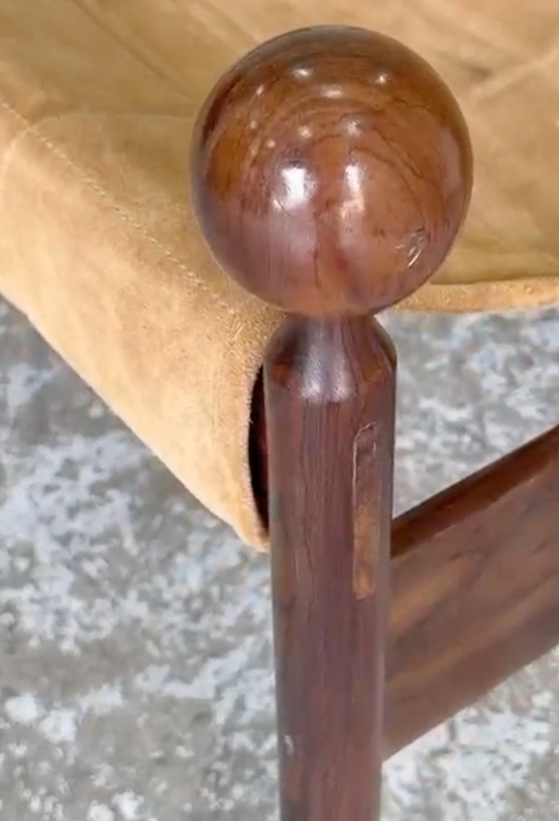 Par de poltronas Ouro Preto Zalszupin em couro (caramelo e branco) - valor unitário 