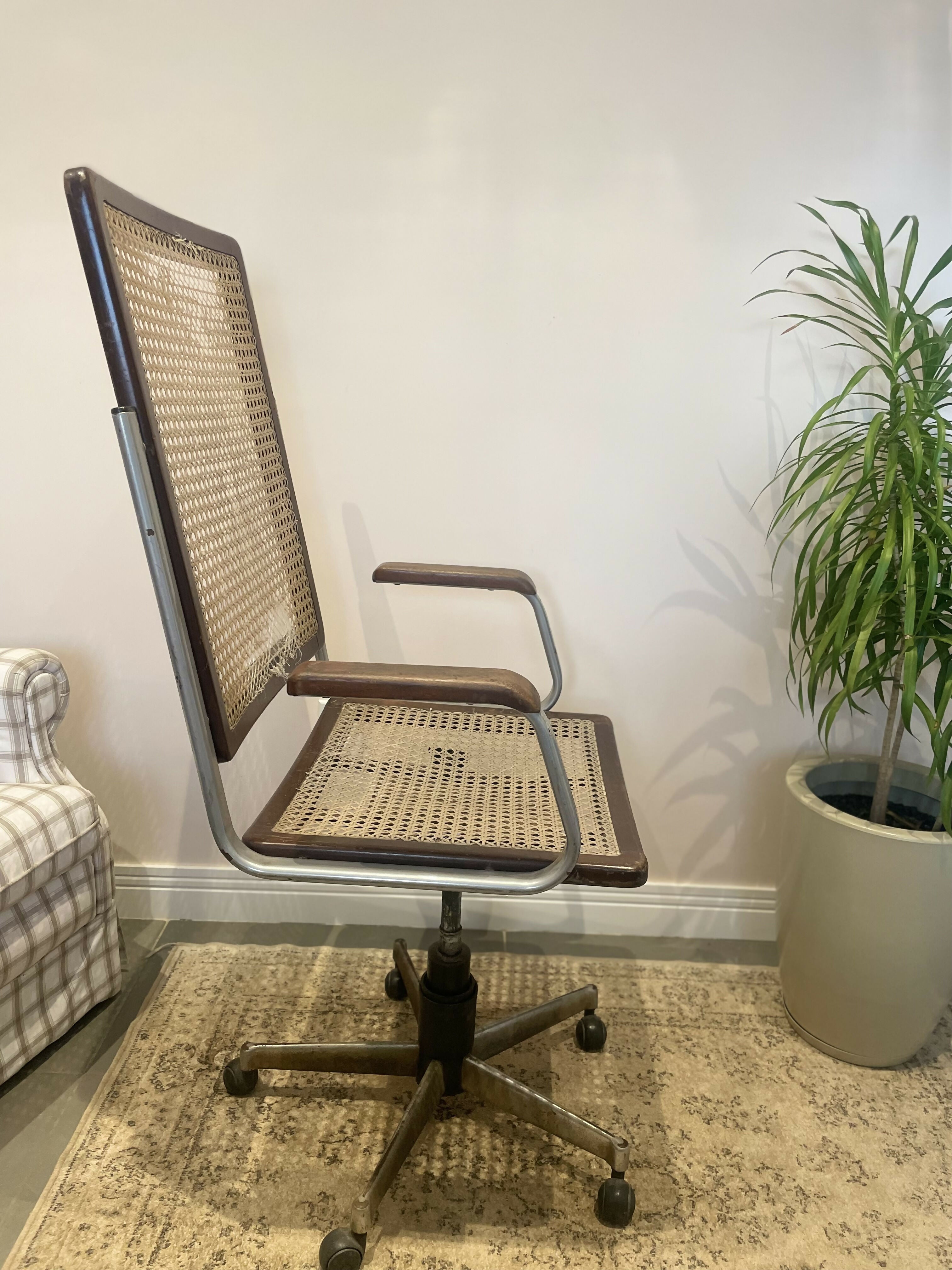 Cadeira Giratória Vintage de Palhinha — Design Modernista Brasileiro (anos 60/70)