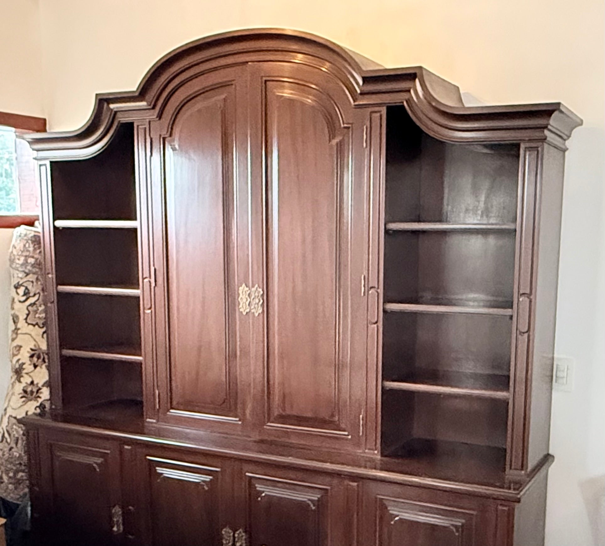 Louceiro / Buffet / Estante com design clássico em madeira maciça escura 