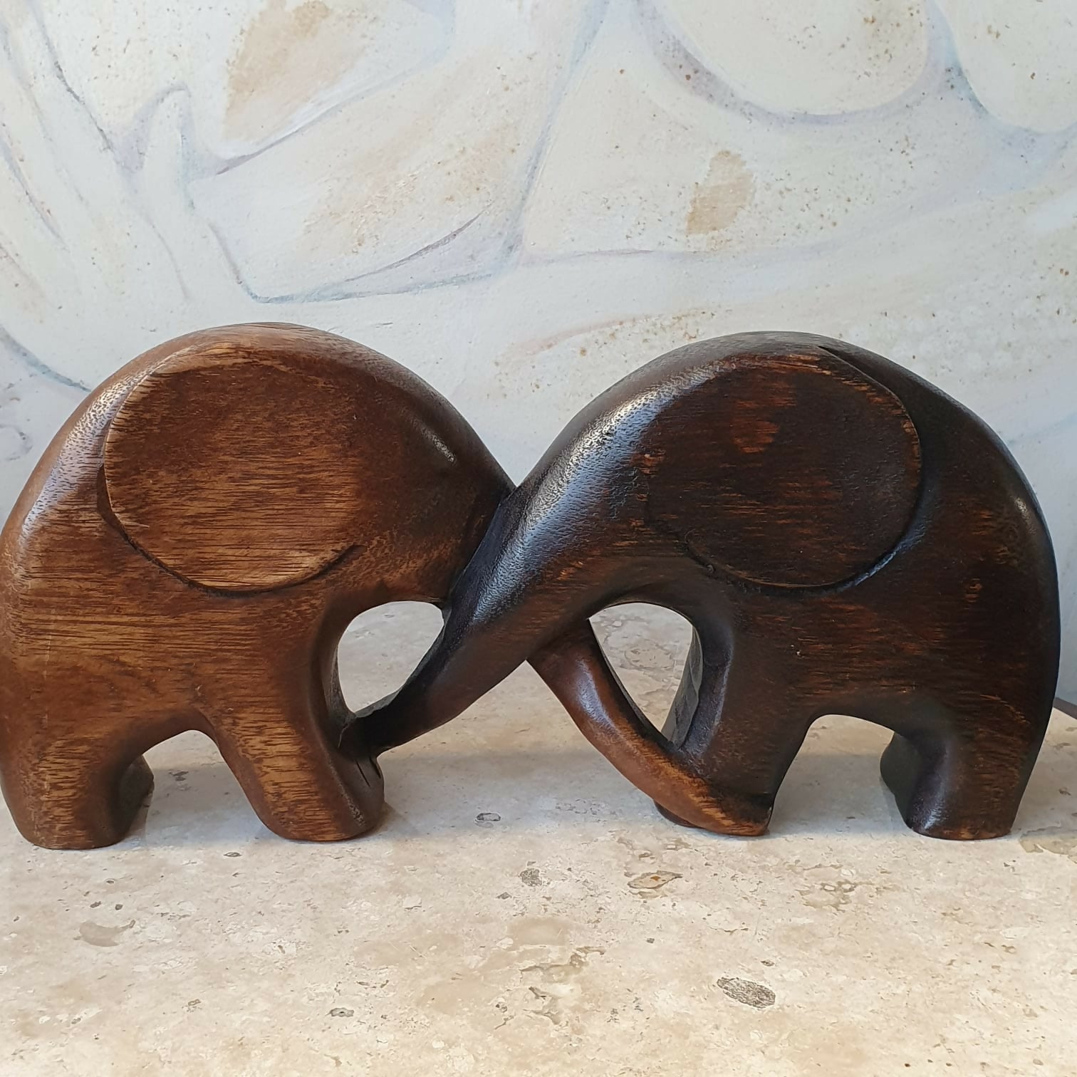 Casal de elefantes em madeira maciça talhada