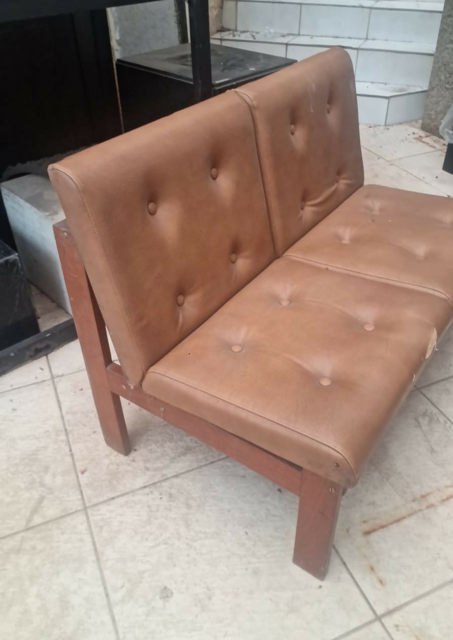 Sofá 2 Lugares Estilo Mid-Century | Couro Caramelo Capitone